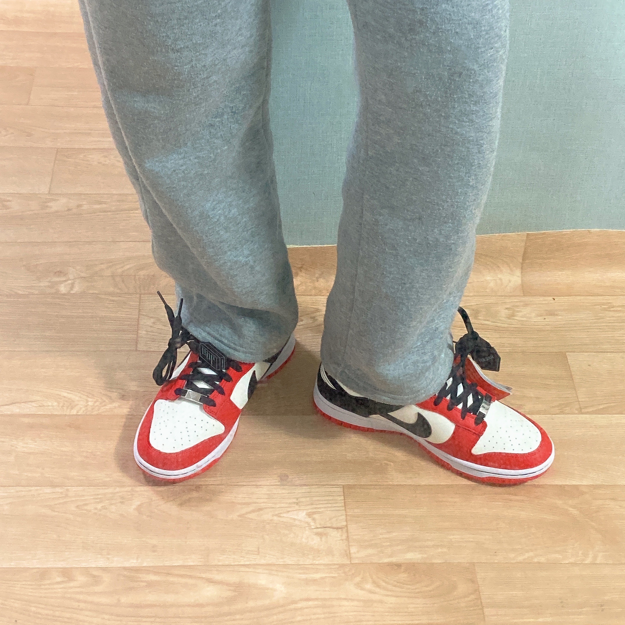Nike x NBA Dunk Low Retro EMB Black and Chile Red 착용 스타일 - 3