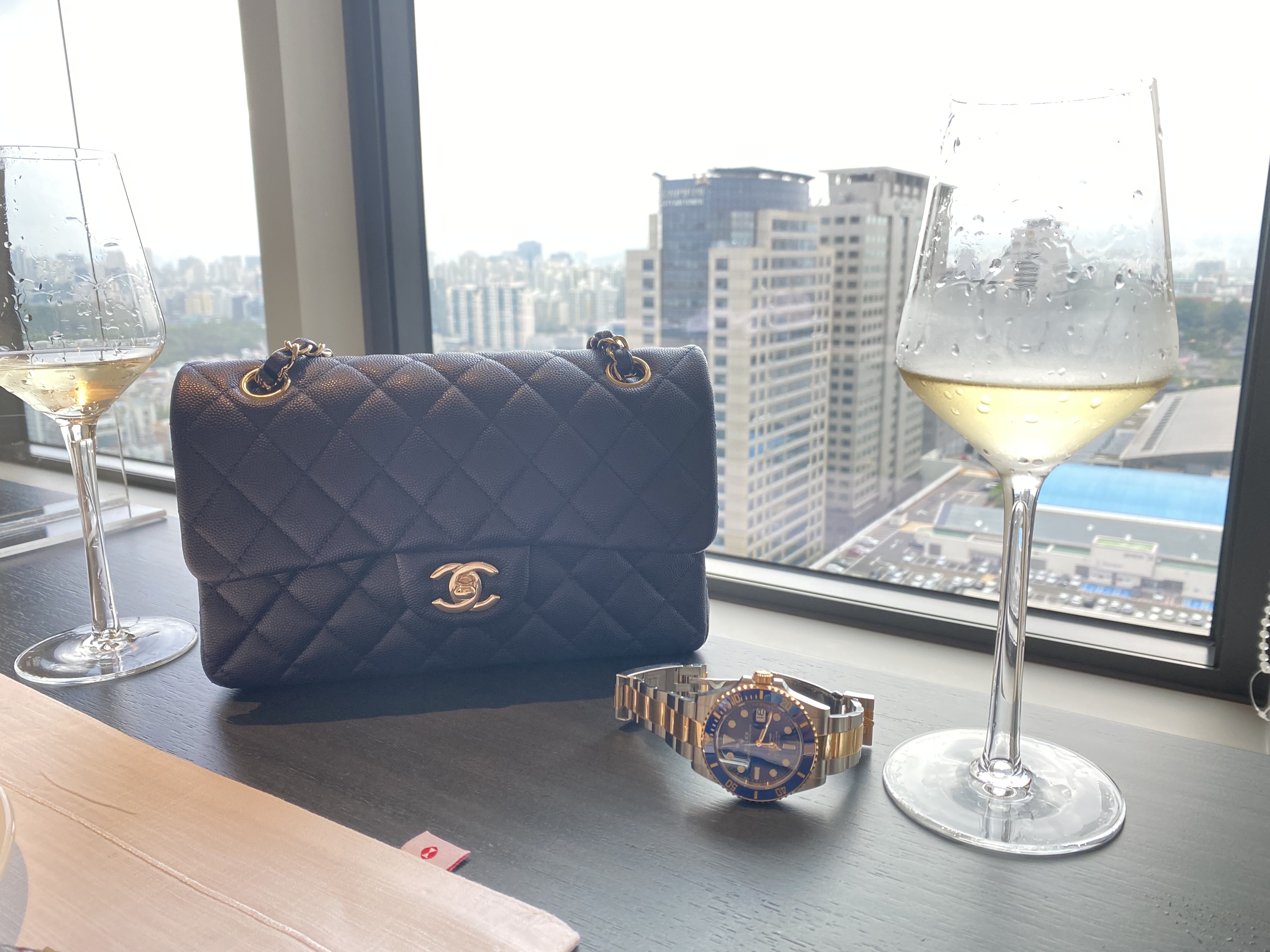 Chanel Classic Wallet On Chain Grained Calfskin & Silver Black, Chanel Small Classic Handbag Grained Calfskin & Silver Black 착용 스타일 - 3