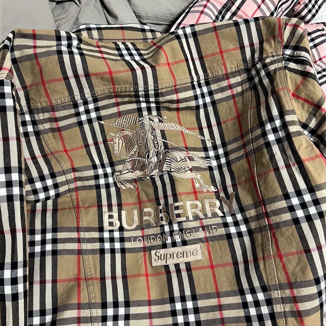 Supreme x Burberry Denim Trucker Jacket Beige - 22SS 착용 스타일 - 4