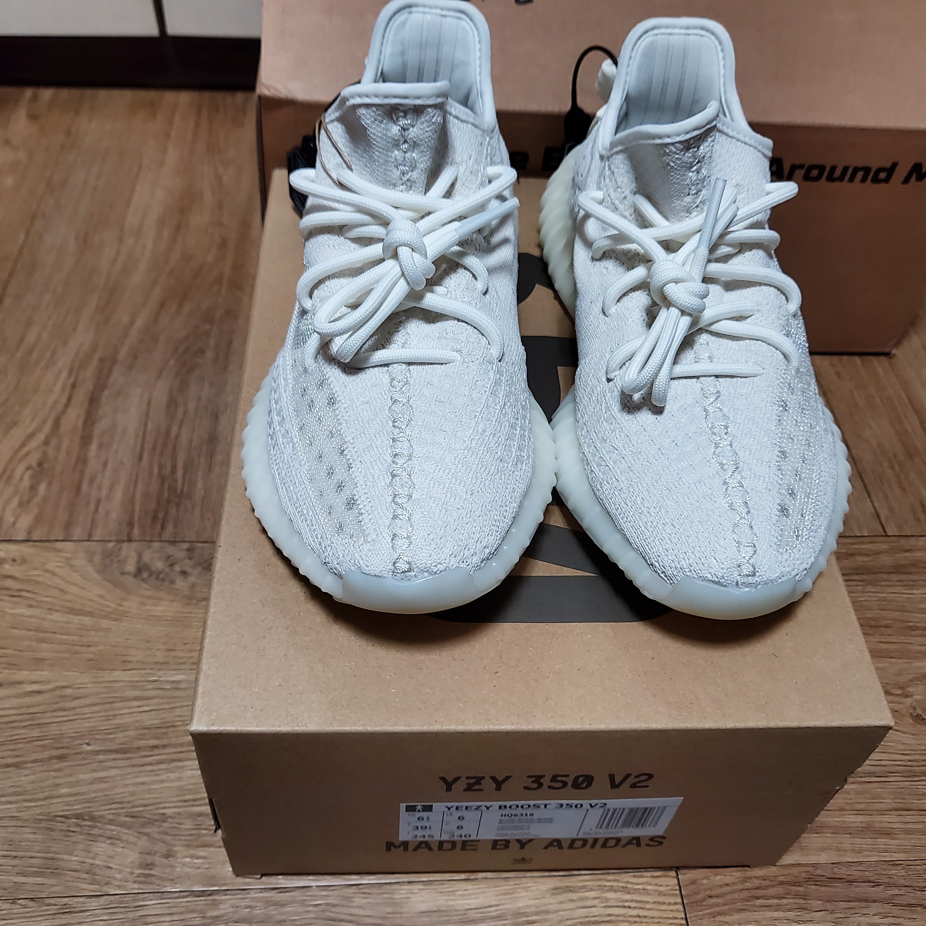 Adidas Yeezy Boost 350 V2 Bone 착용 스타일 - 2