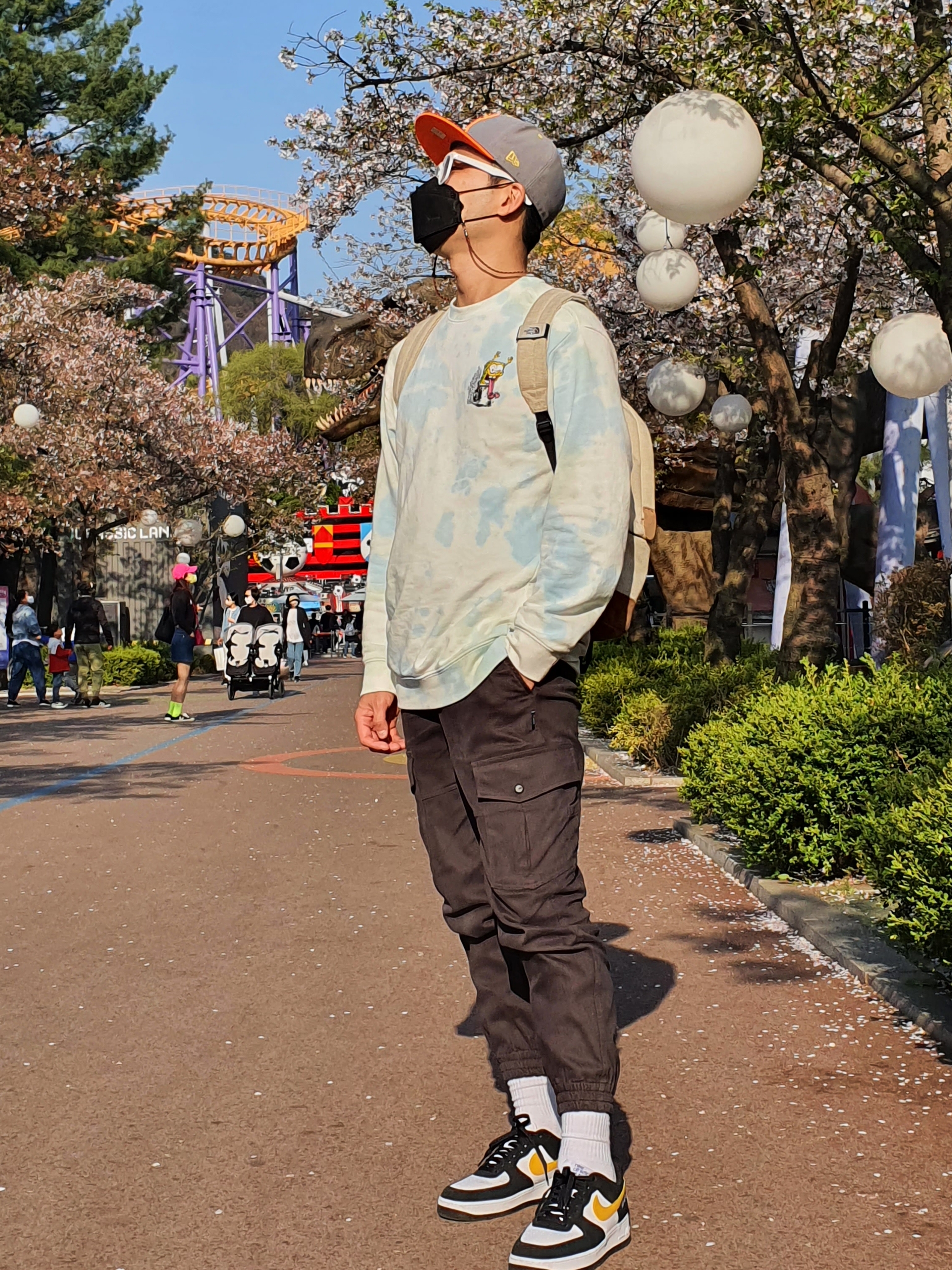 Nike Air Force 1 '07 LV8 Athletic Club Black Dark Sulfur 착용 스타일