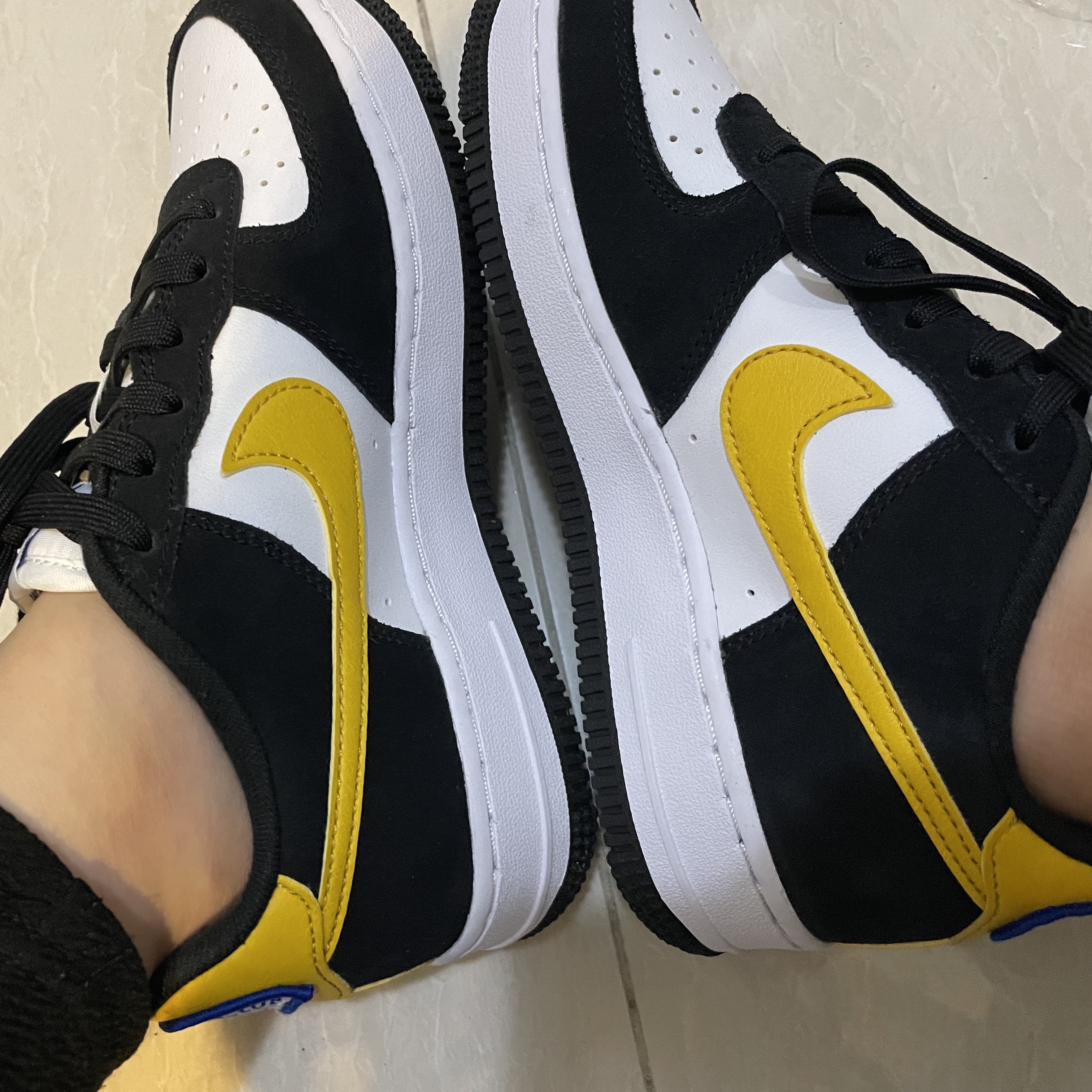 (GS) Nike Air Force 1 LV8 Athletic Club Black Dark Sulfur 착용 스타일