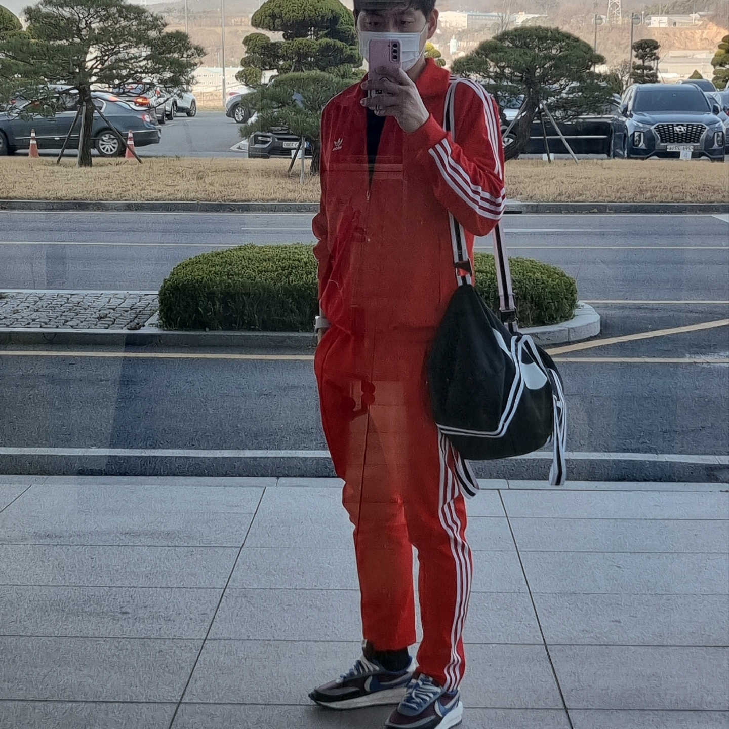 Nike x Sacai x Undercover LDWaffle Night Maroon Team Royal 착용 스타일