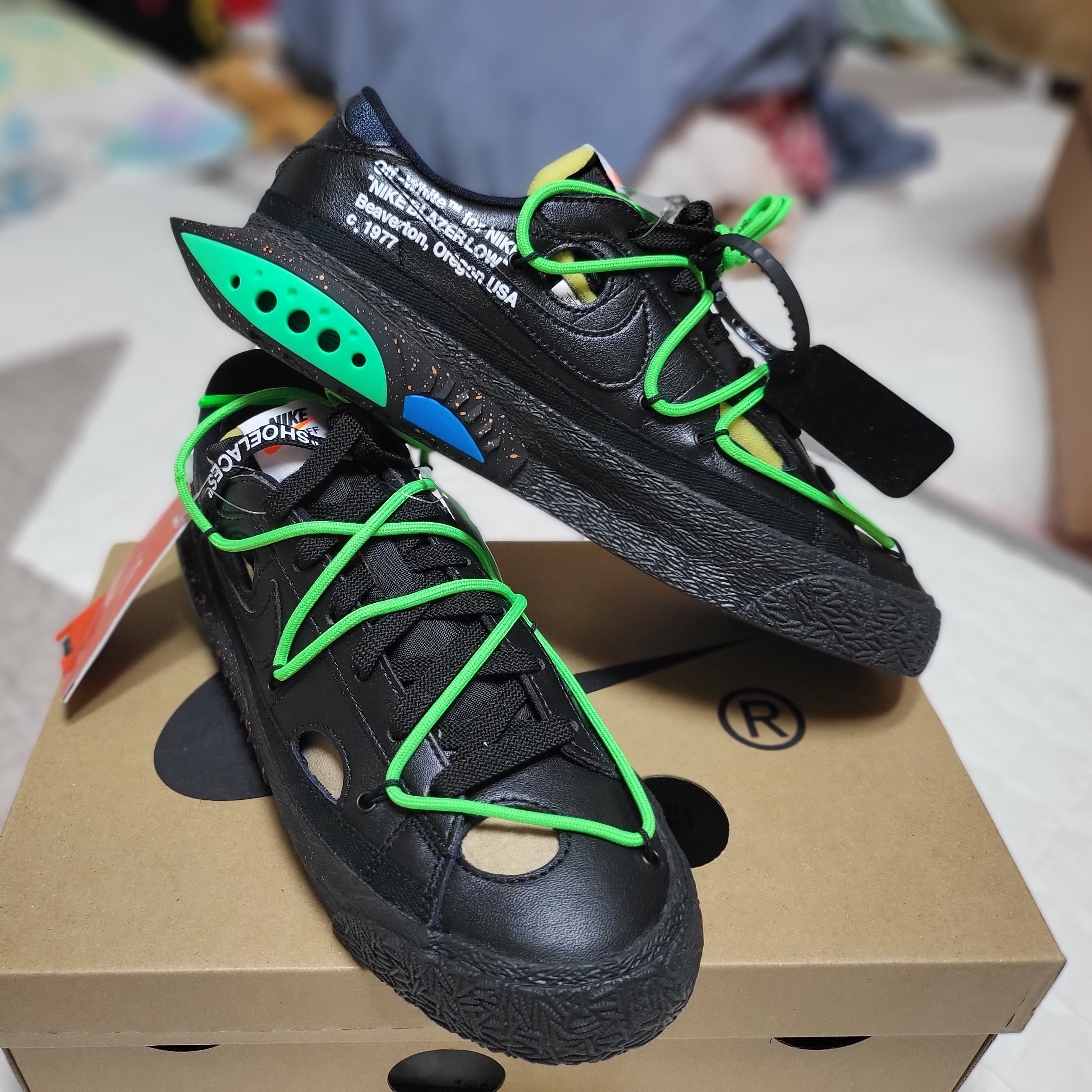 Nike x Off-White Blazer Low '77 Black and Electro Green 착용 스타일