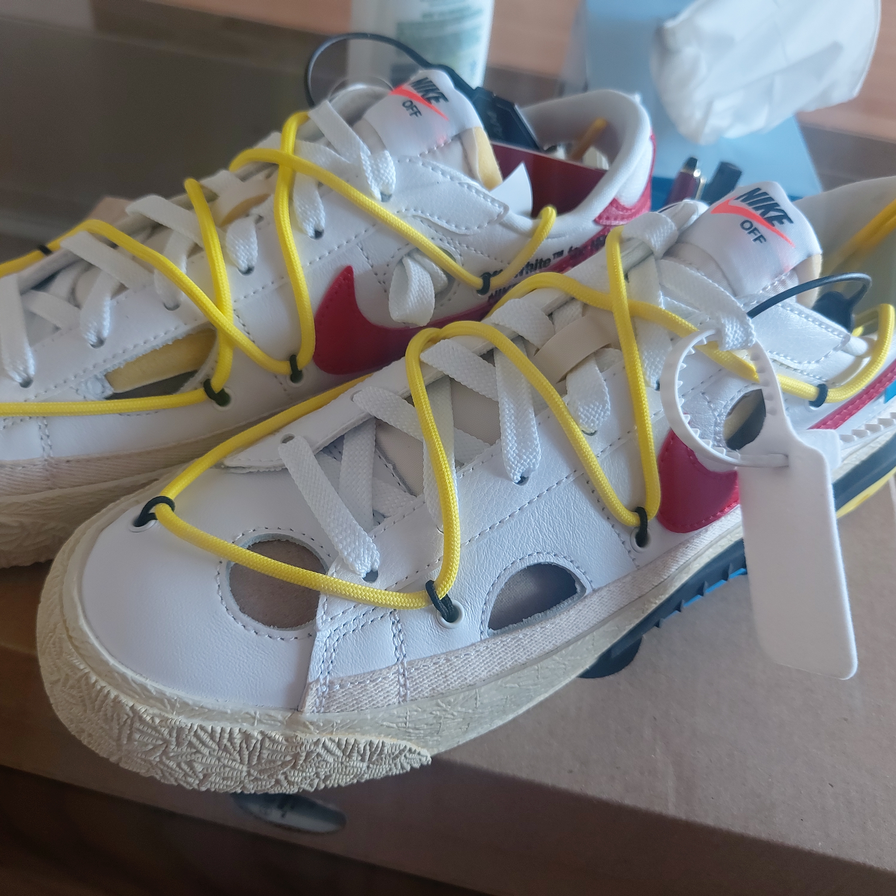 Nike x Off-White Blazer Low '77 White and University Red 착용 스타일 - 1