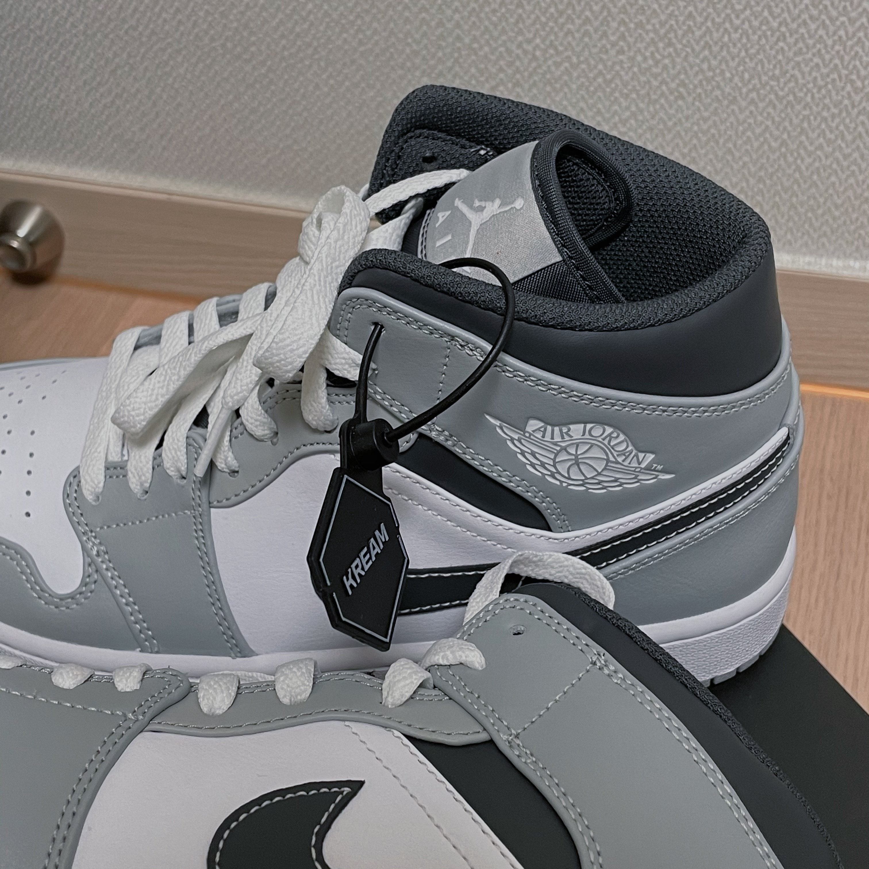 Jordan 1 Mid Light Smoke Grey Anthracite 착용 스타일 - 2