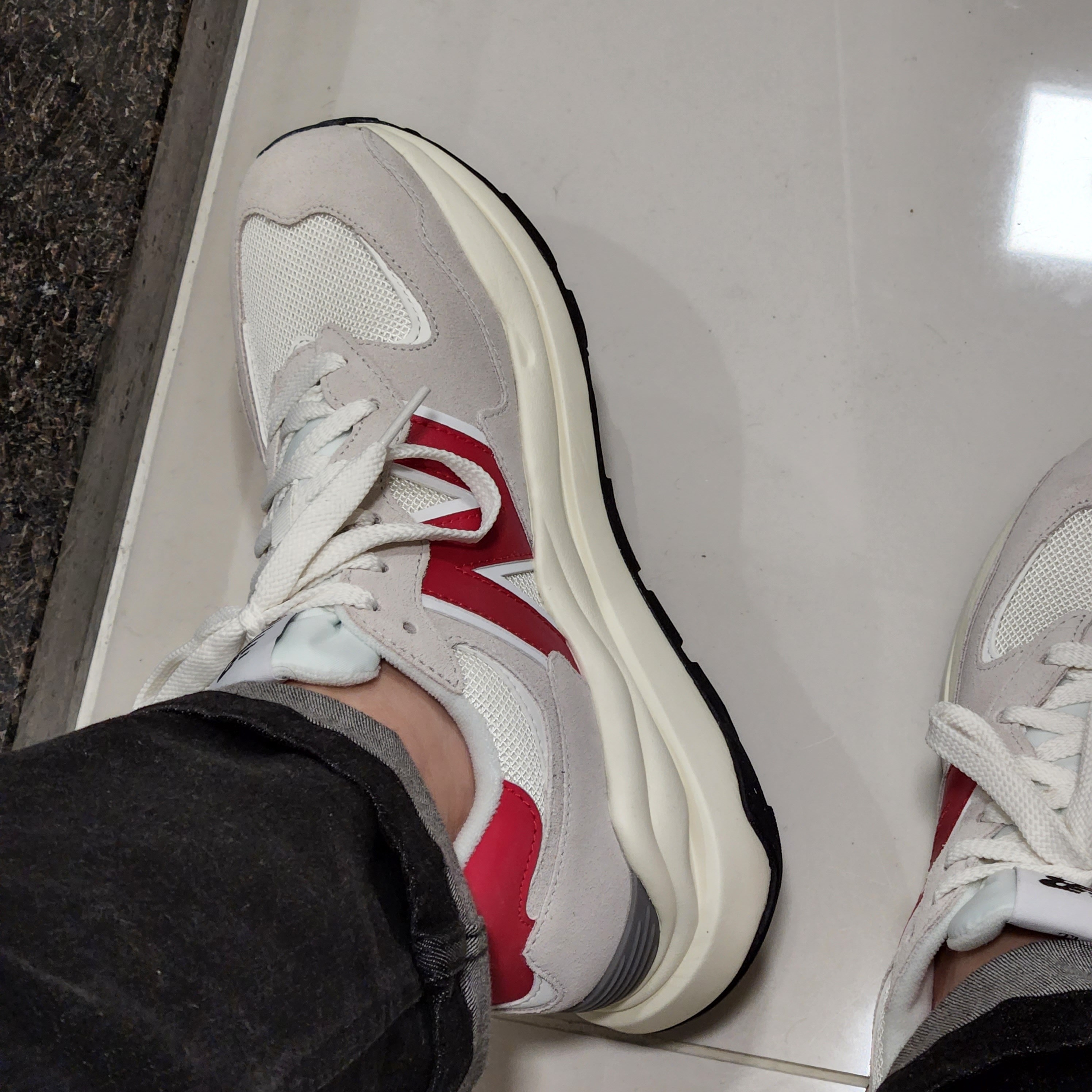 New Balance 5740 Grey Red 착용 스타일 - 1