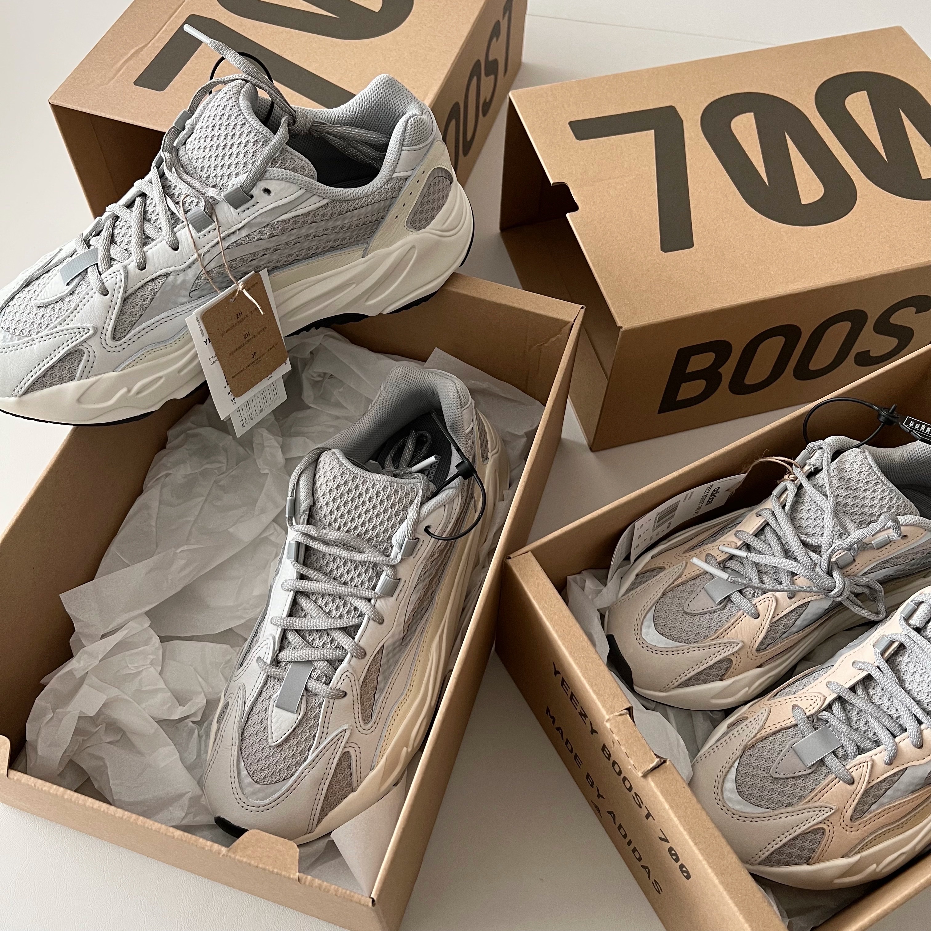 Adidas Yeezy Boost 700 V2 Static 2022, Adidas Yeezy Boost 700 V2 Cream 착용 스타일