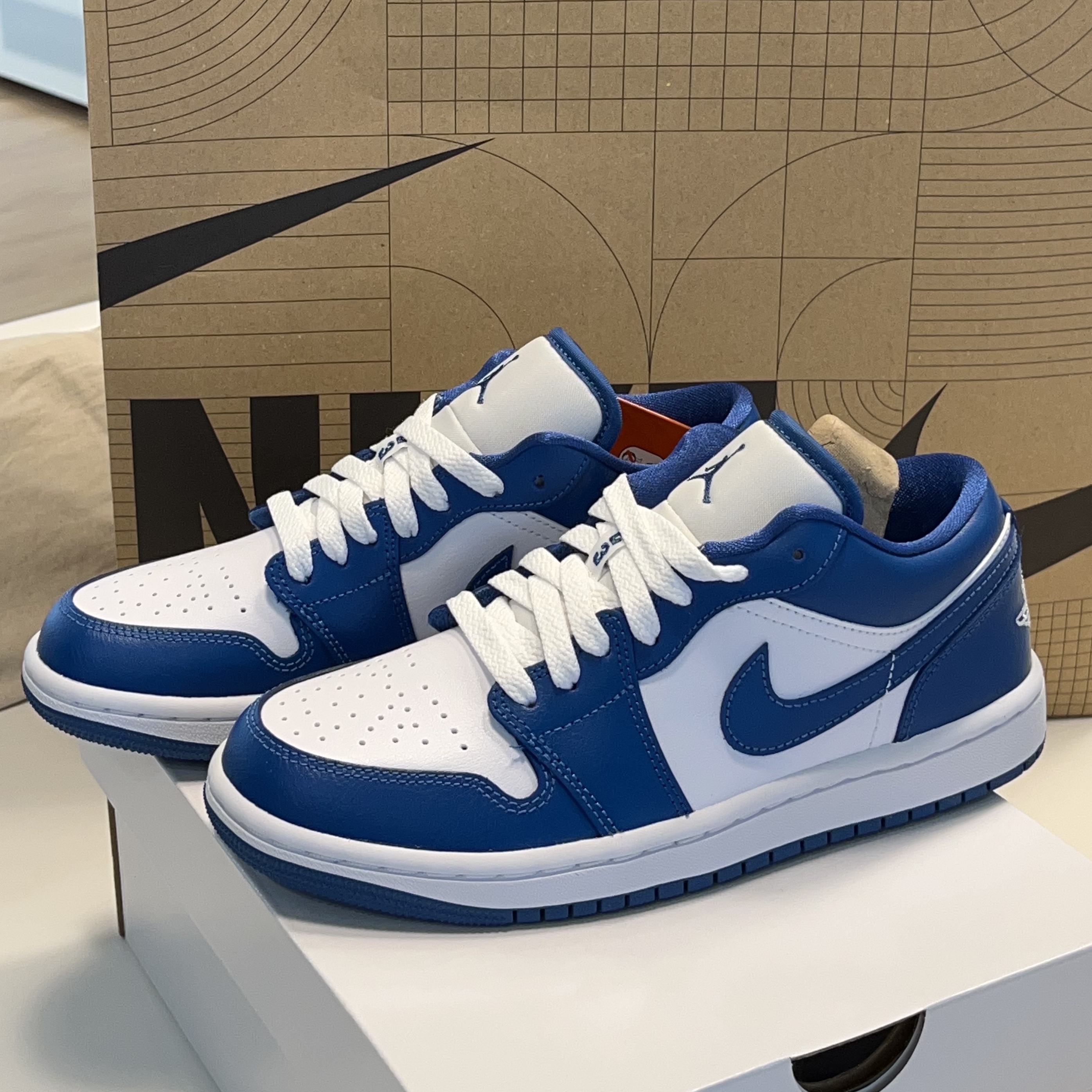 (W) Jordan 1 Low White Dark Marina Blue 착용 스타일 - 1