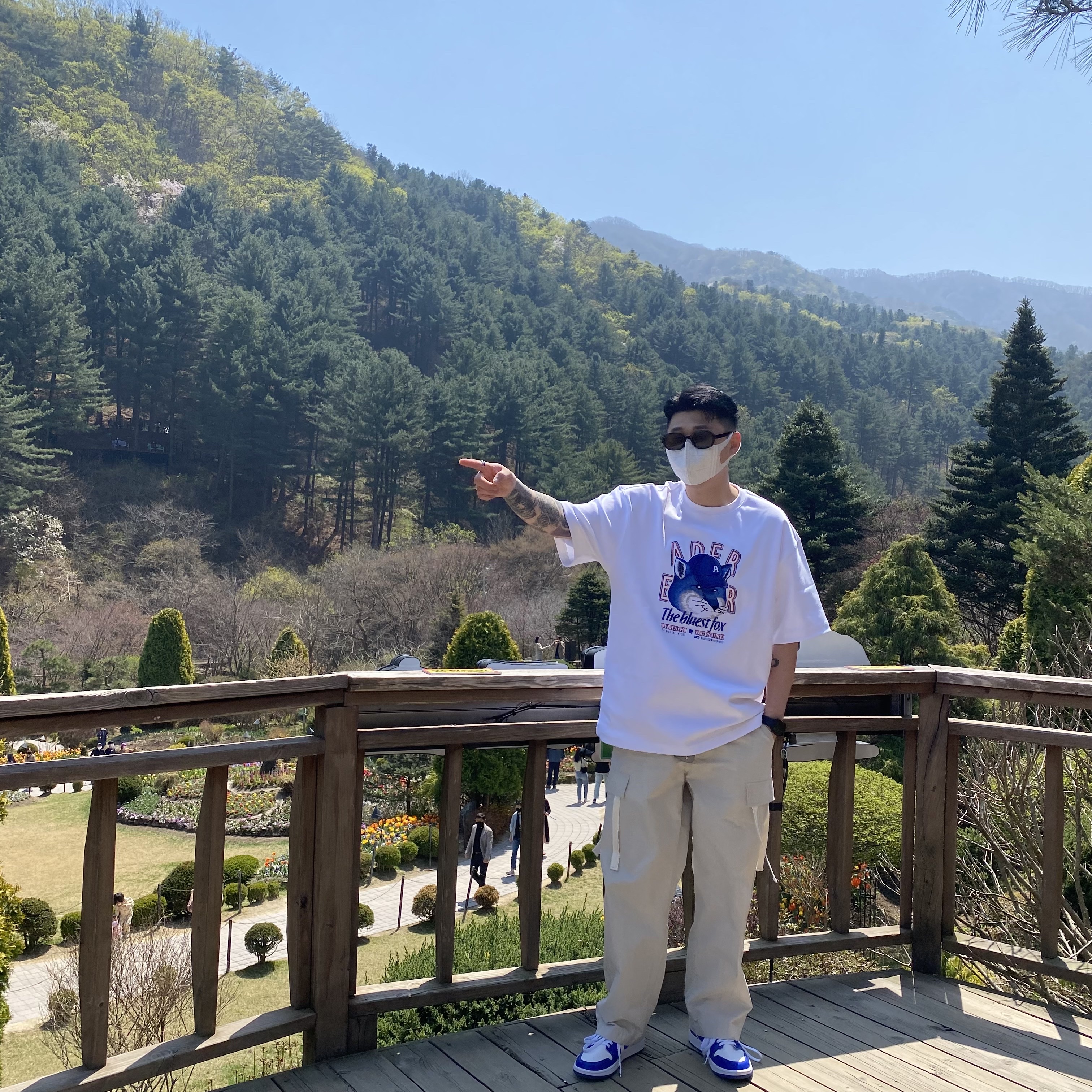 Maison Kitsune x Ader Error The Bluest Fox T-Shirt White, (W) Jordan 1 Mid White Hyper Royal 착용 스타일 - 4