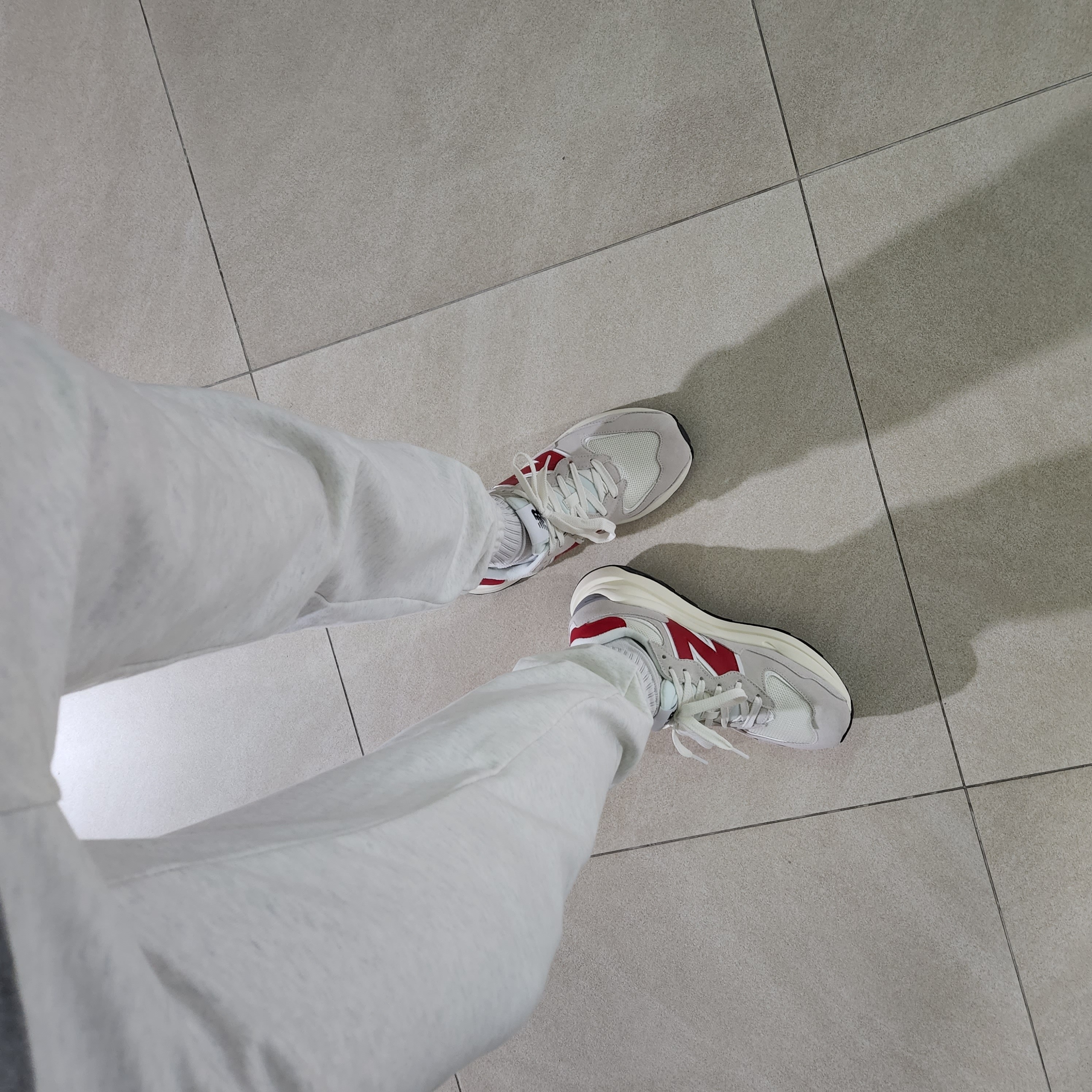 New Balance 5740 Grey Red 착용 스타일 - 2
