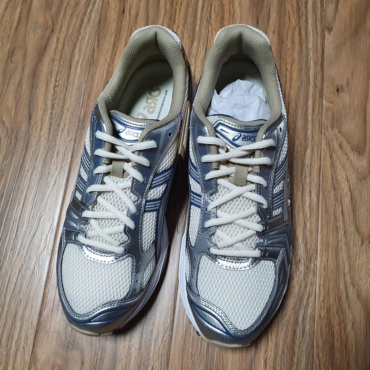 Asics Gel-Kayano 14 Cream Pure Silver 착용 스타일 - 2