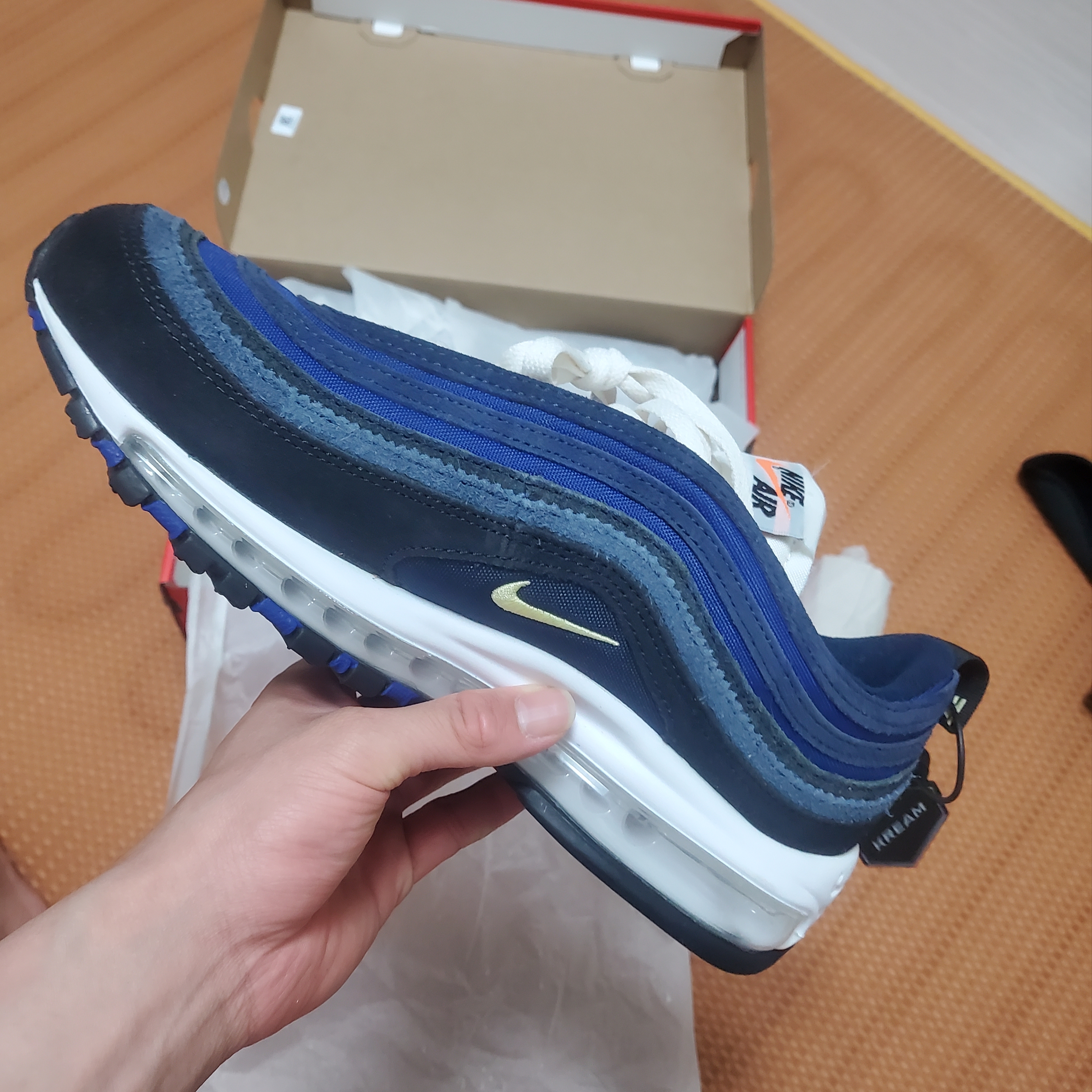 Nike Air Max 97 SE Air max Running Club Black Deep Royal Blue 착용 스타일 - 1