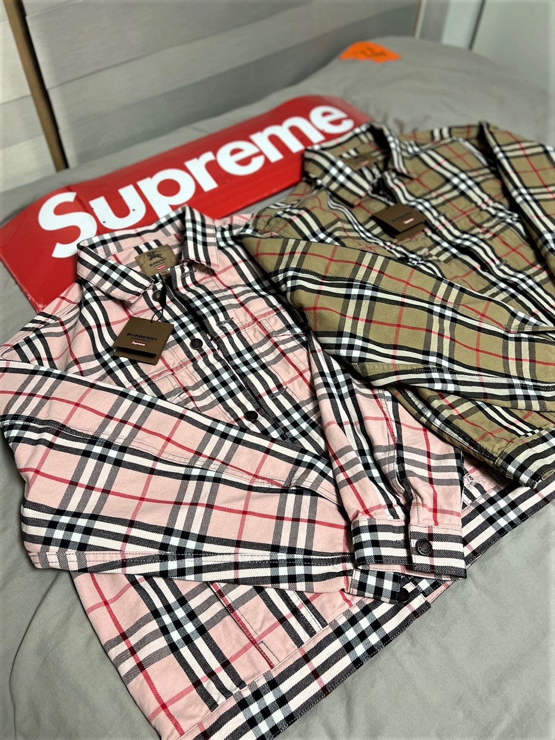 Supreme x Burberry Denim Trucker Jacket Beige - 22SS, Supreme x Burberry Denim Trucker Jacket Pink - 22SS 착용 스타일 - 1