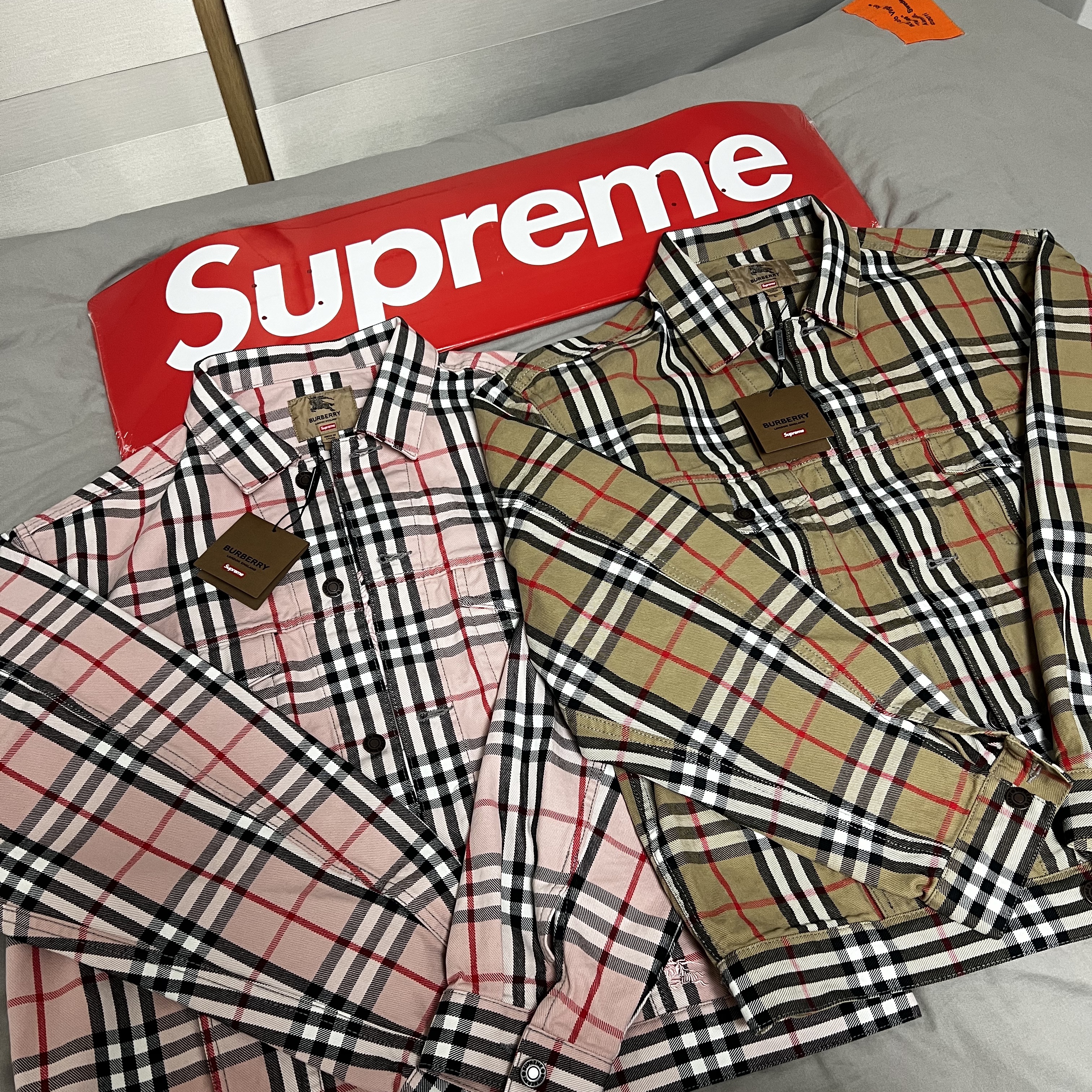 Supreme x Burberry Denim Trucker Jacket Beige - 22SS, Supreme x Burberry Denim Trucker Jacket Pink - 22SS 착용 스타일