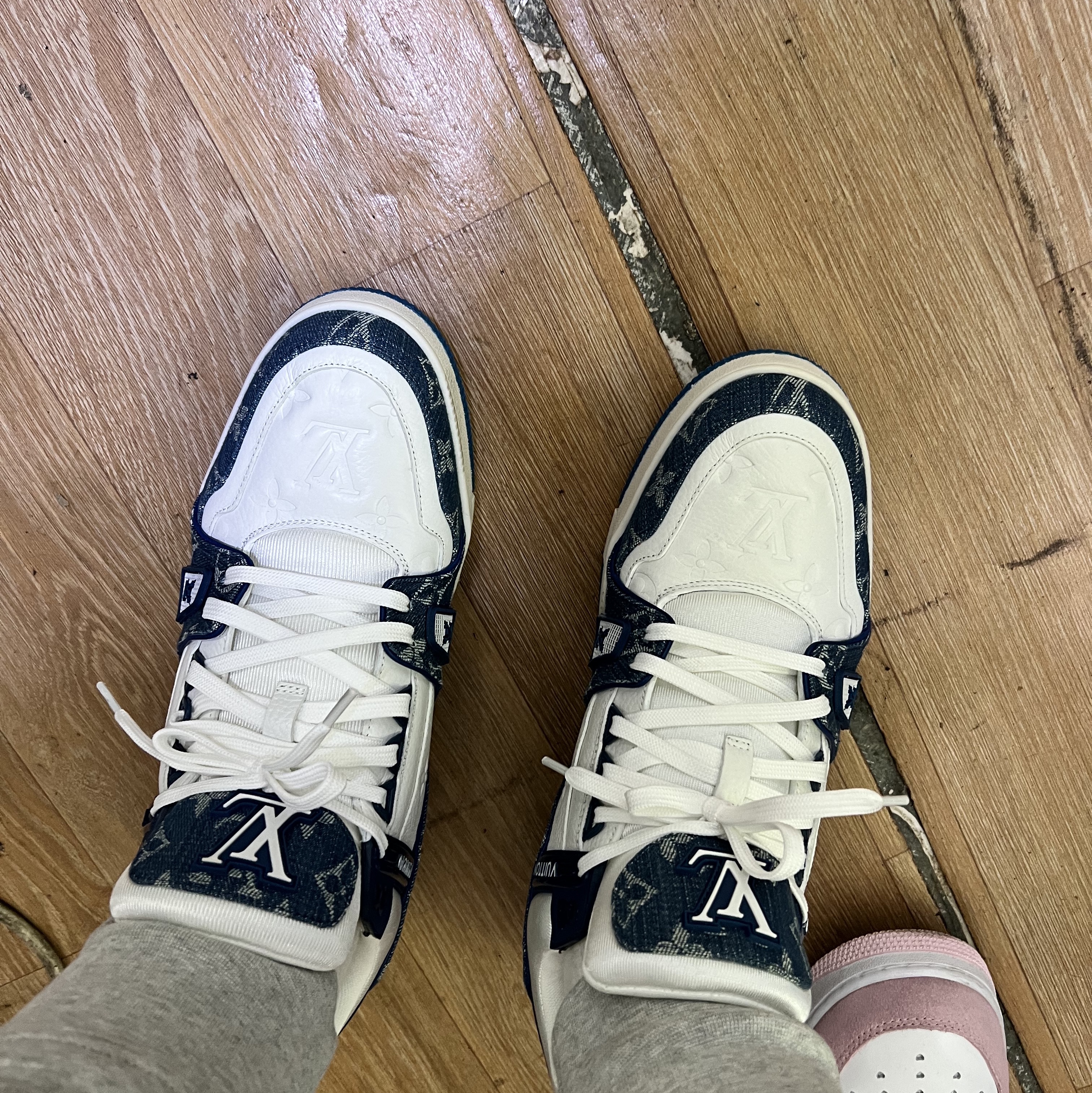 Louis Vuitton LV Trainer Sneakers Monogram Denim Blue 착용 스타일