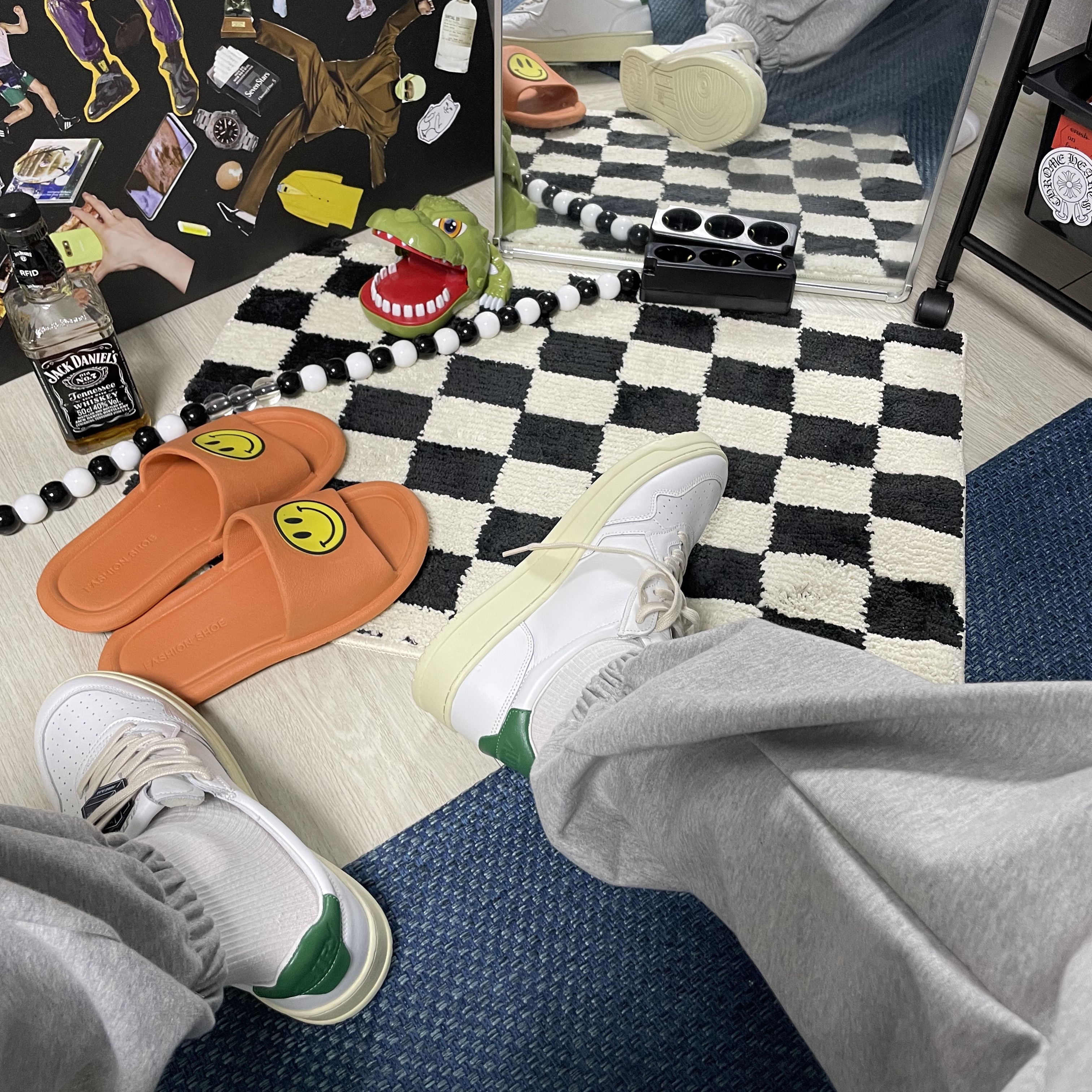 Autry Medalist Low Leather Sneakers White Green 착용 스타일 - 1