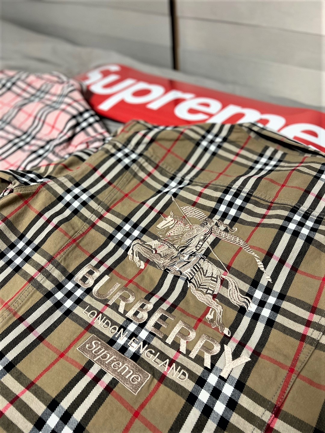 Supreme x Burberry Denim Trucker Jacket Beige - 22SS, Supreme x Burberry Denim Trucker Jacket Pink - 22SS 착용 스타일 - 2