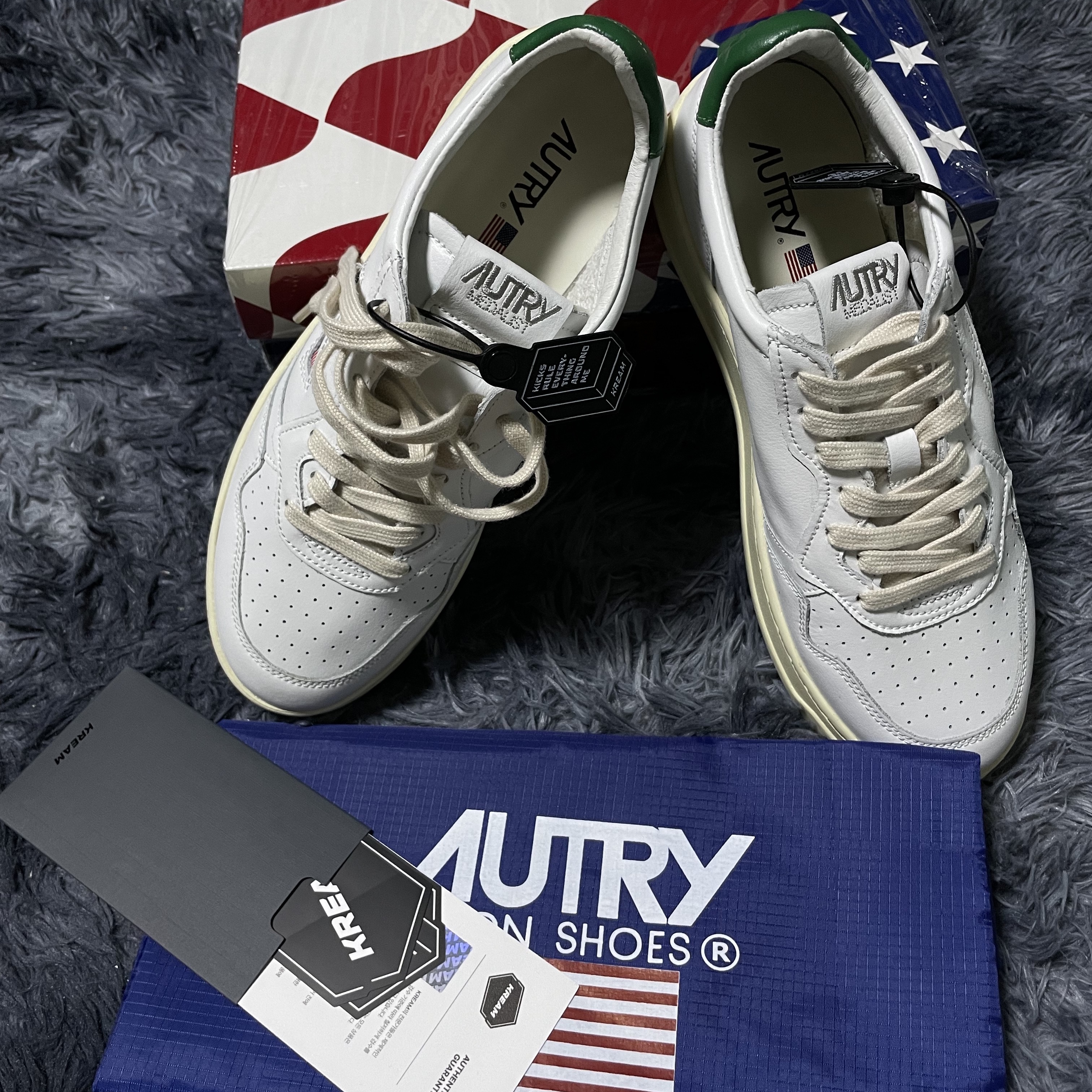 Autry Medalist Low Leather Sneakers White Green 착용 스타일 - 2