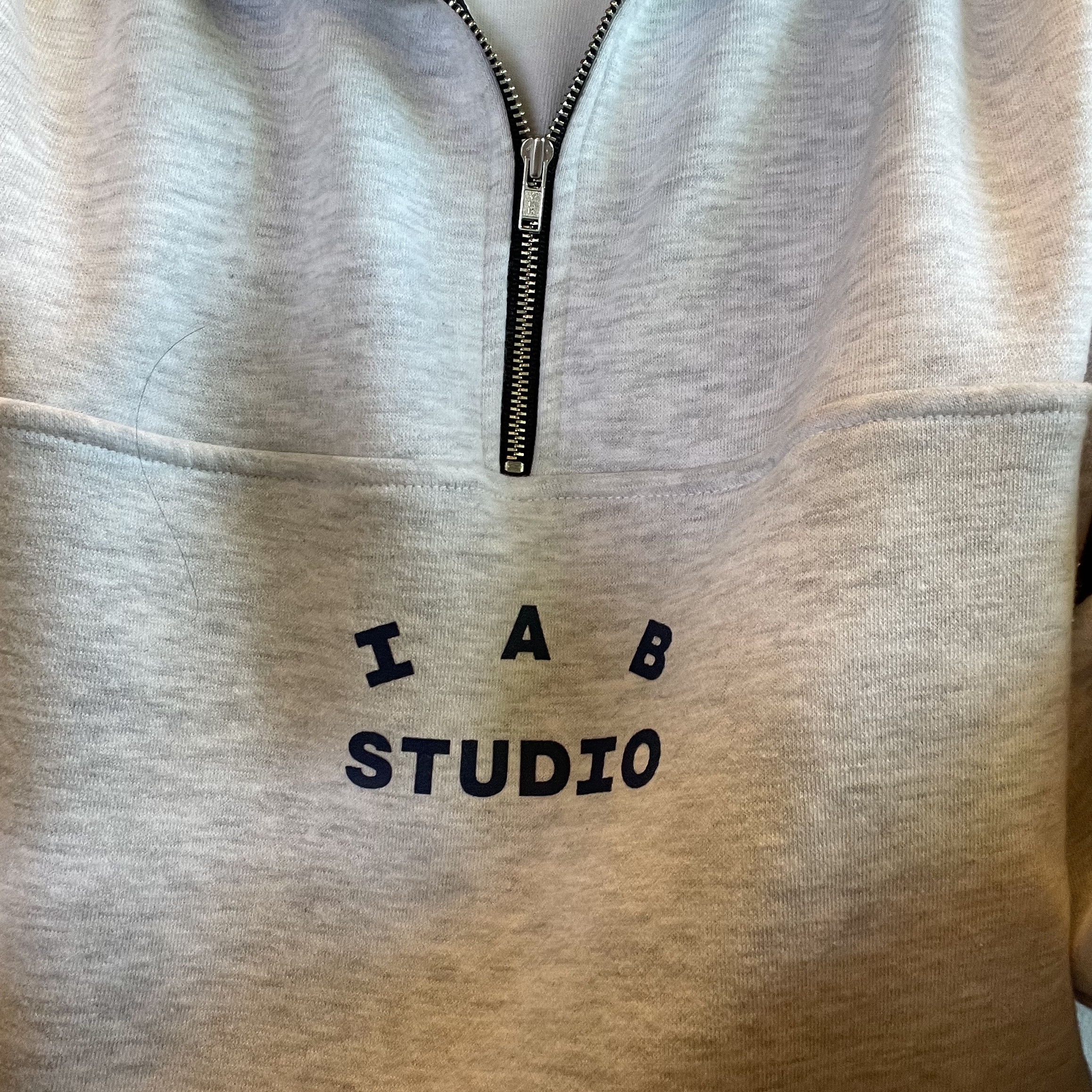 IAB Studio Half Zip Pullover Light Gray 착용 스타일