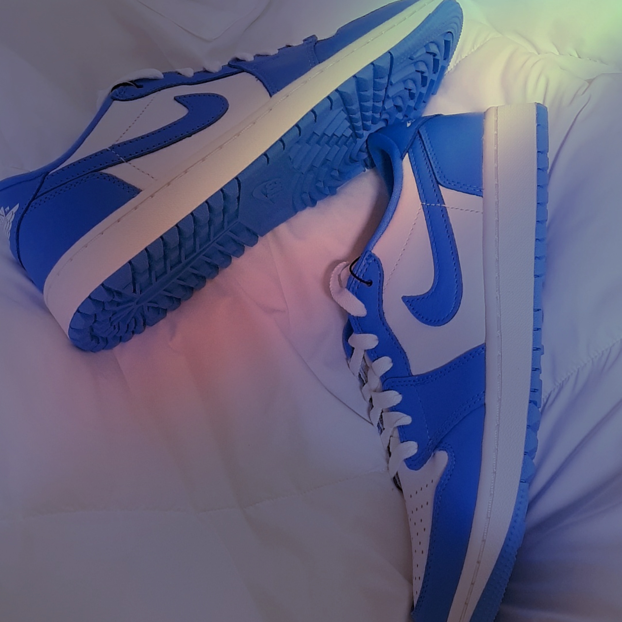 Jordan 1 Low Golf White and University Blue 착용 스타일