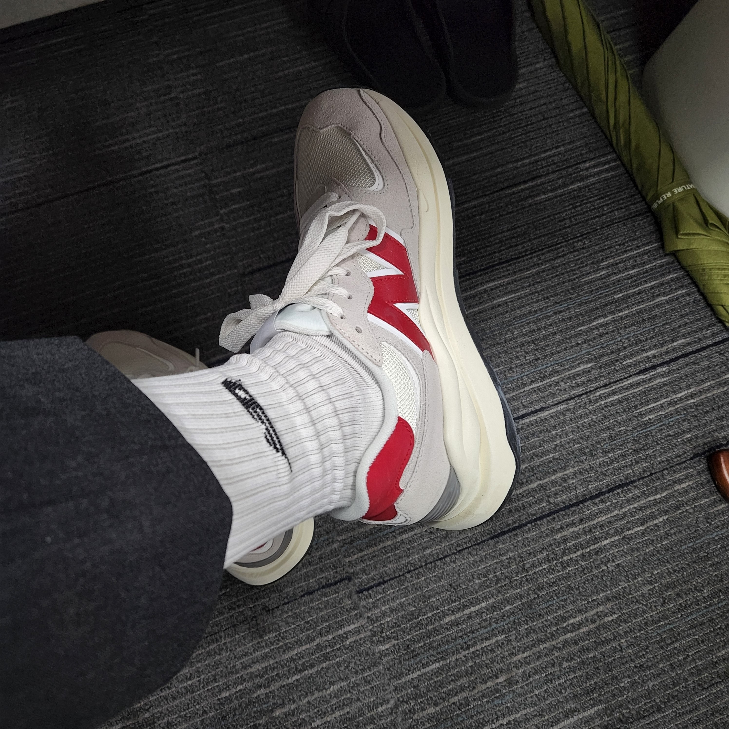 New Balance 5740 Grey Red 착용 스타일 - 4