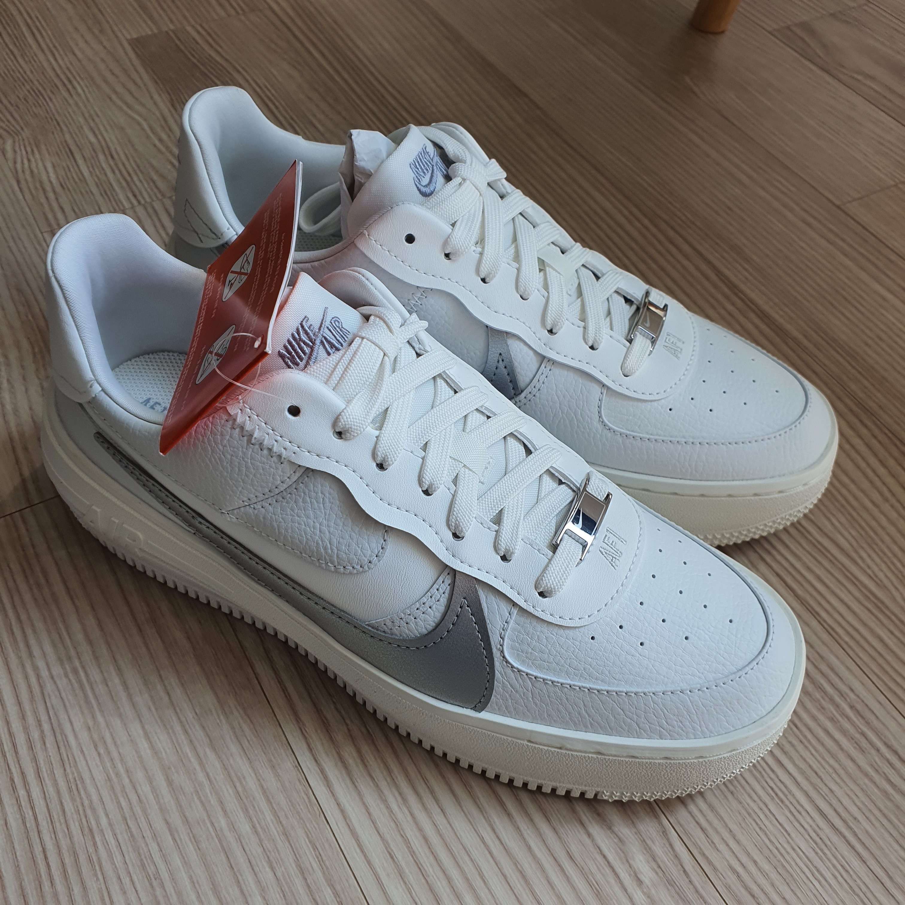 (W) Nike Air Force 1 PLT.AF.ORM Summit White Metallic Silver 착용 스타일 - 3