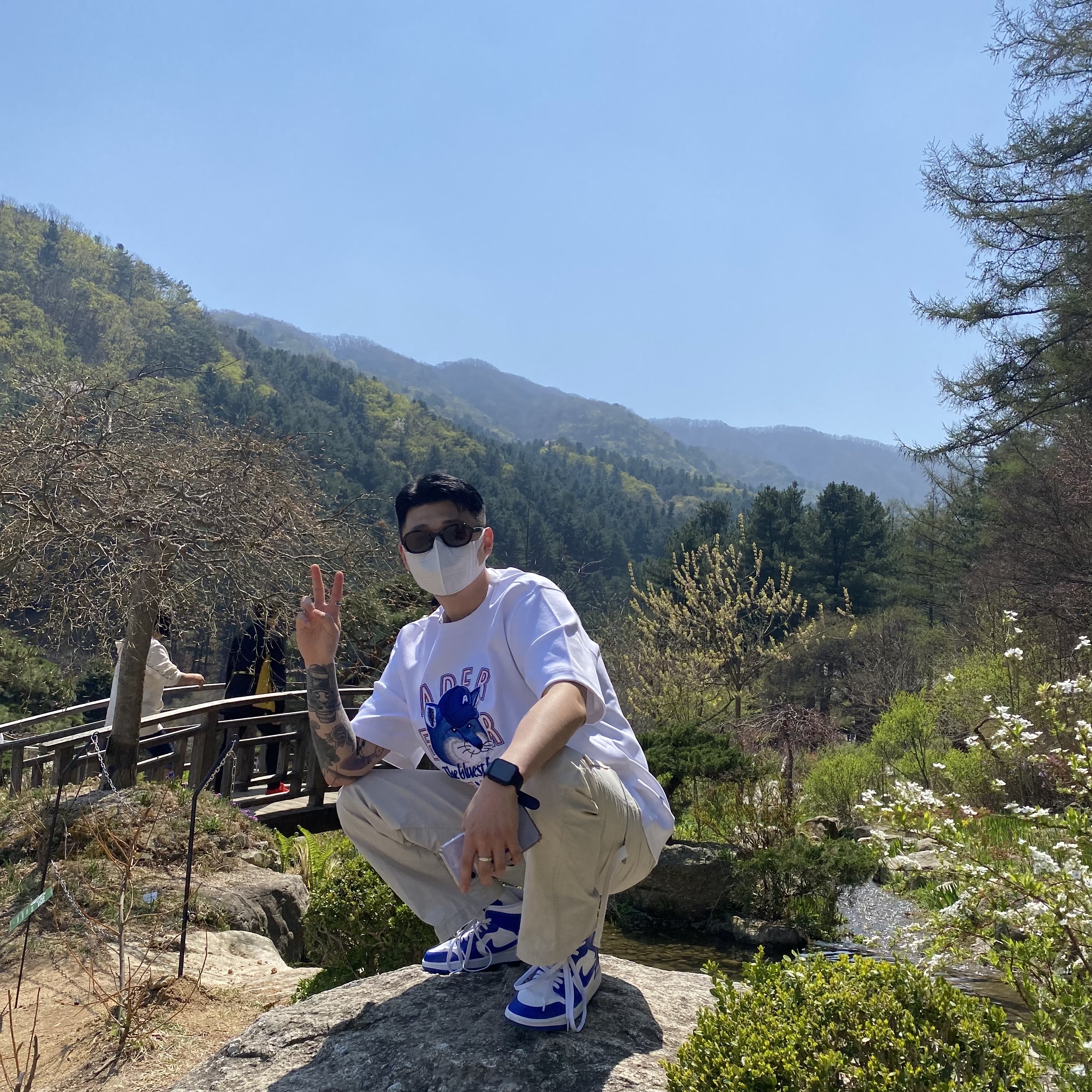 Maison Kitsune x Ader Error The Bluest Fox T-Shirt White, (W) Jordan 1 Mid White Hyper Royal 착용 스타일 - 3