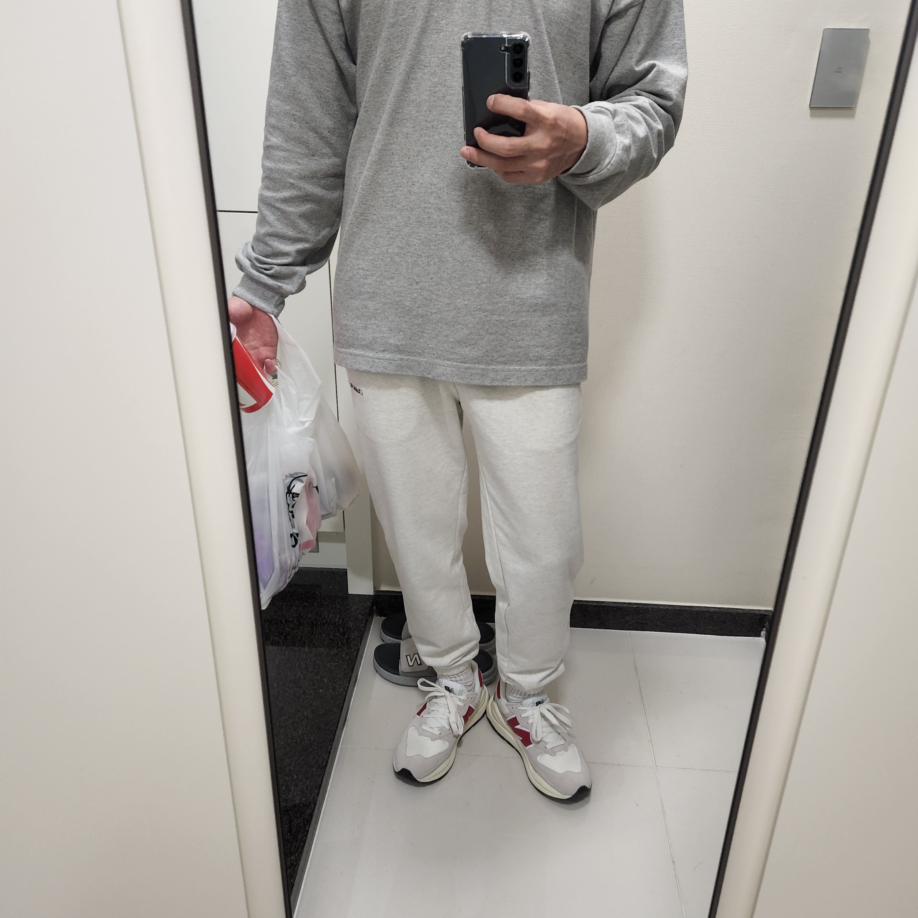 New Balance 5740 Grey Red 착용 스타일 - 3