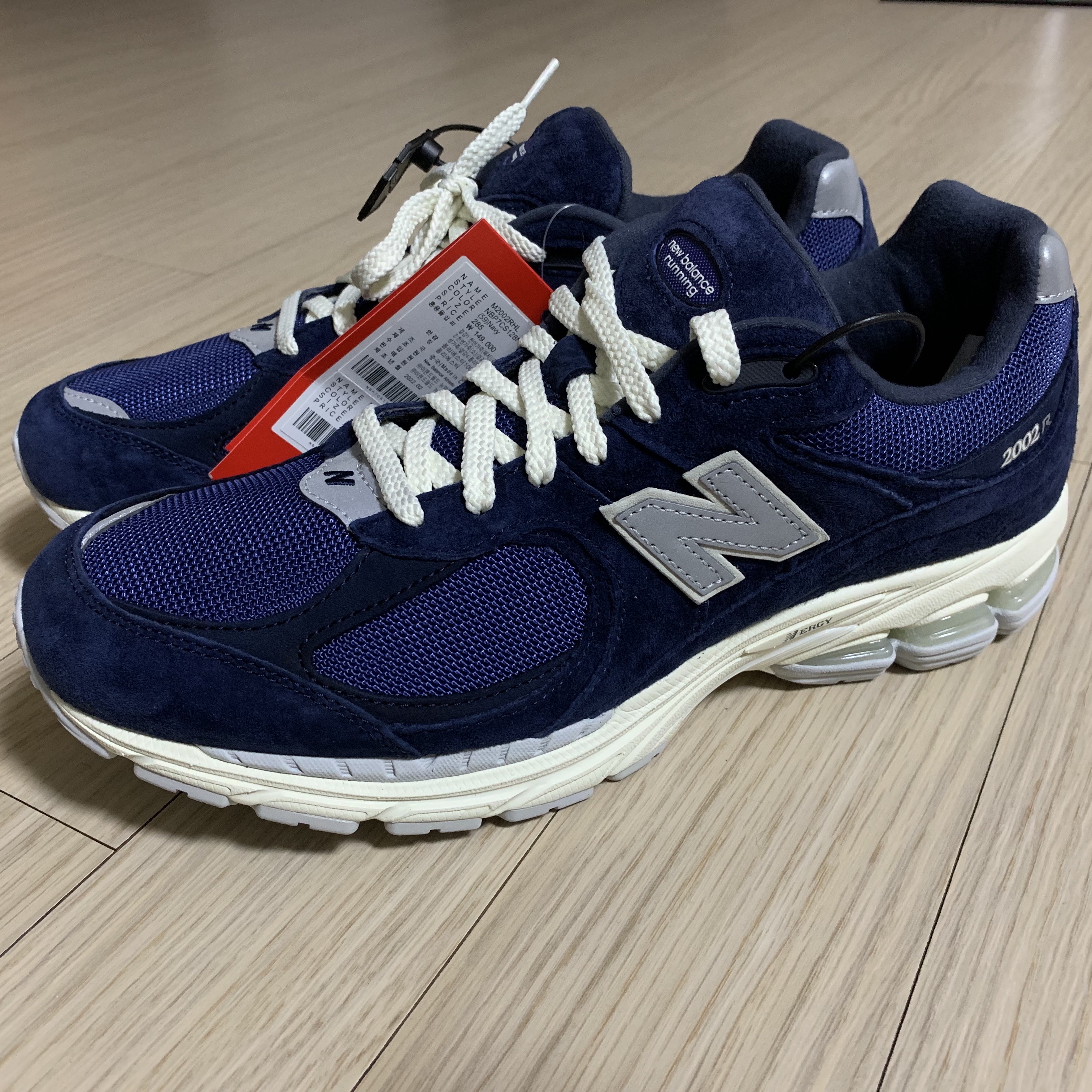 New Balance 2002R Special Vintage Navy 착용 스타일