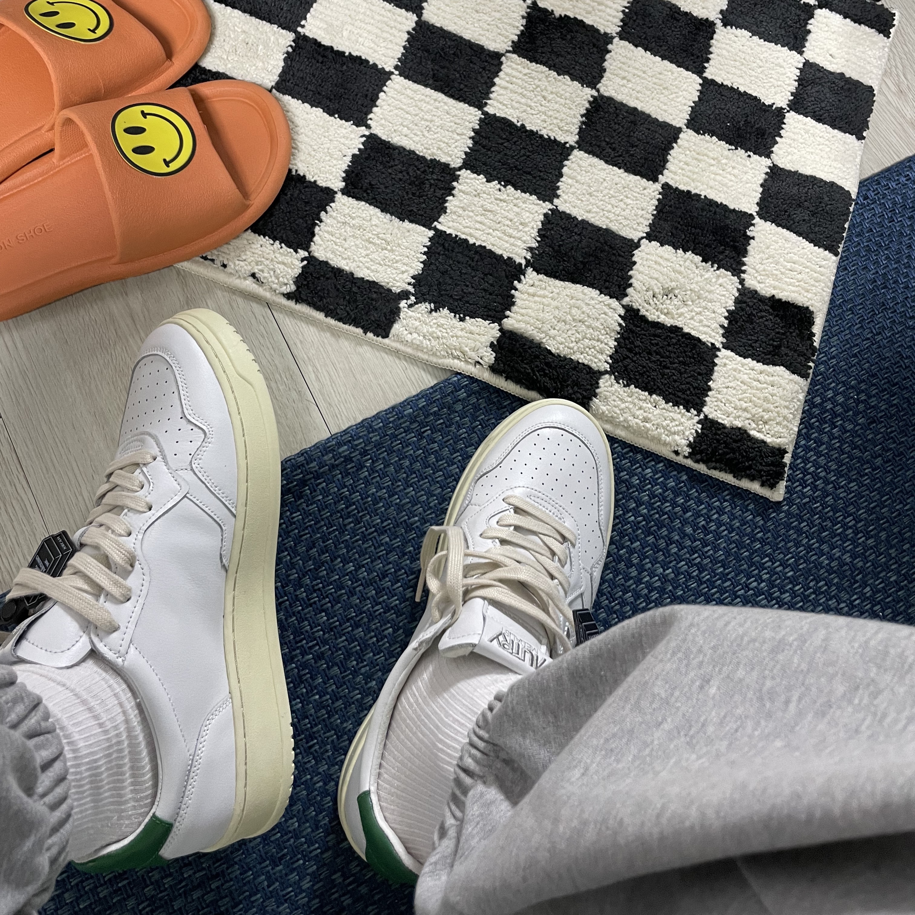 Autry Medalist Low Leather Sneakers White Green 착용 스타일 - 3