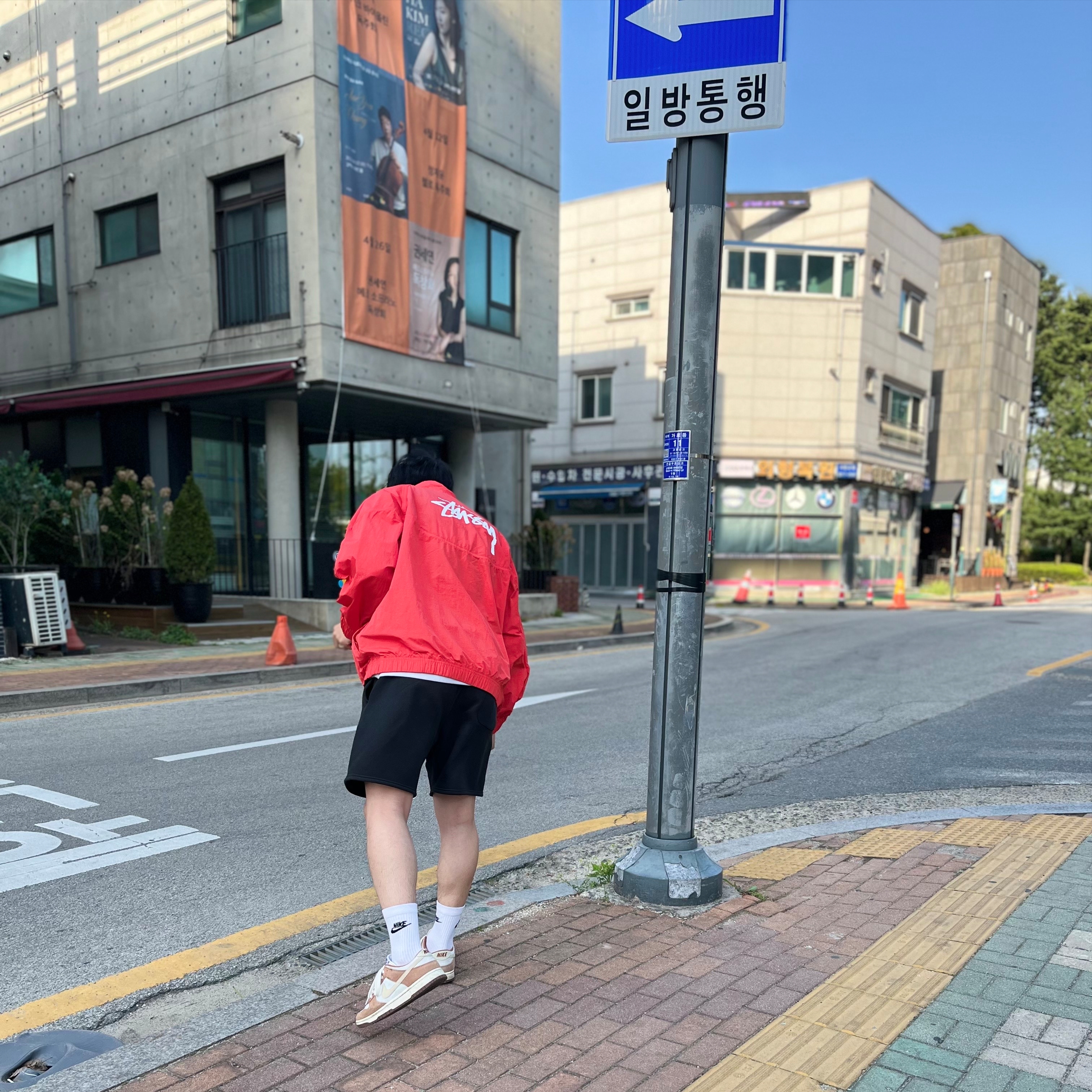 Nike x Stussy Windrunner Jacket Habanero Red, Essentials Sweatshorts Black - 21SS 착용 스타일