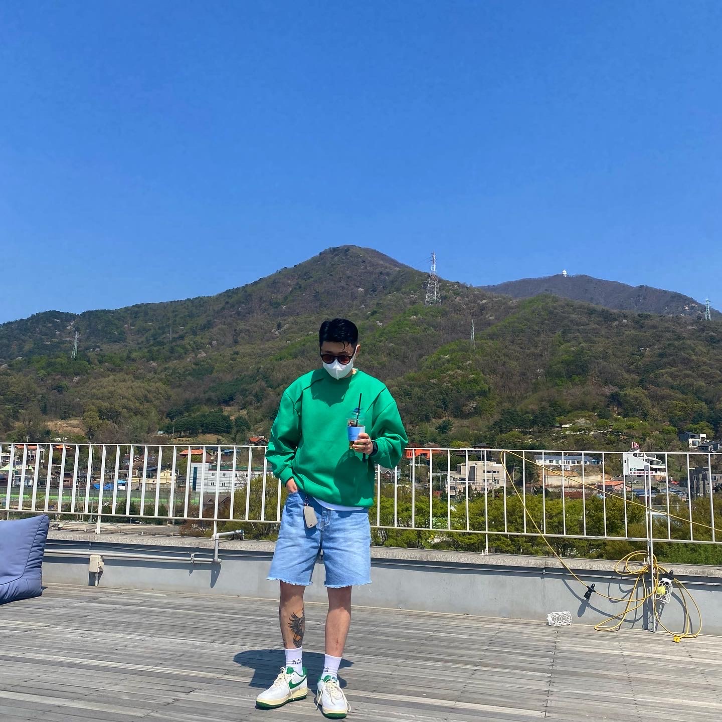 Zara x Ader Error Oversize Sweatshirt Green, Nike Air Force 1 '07 LV8 Varsity White Pine Green 착용 스타일 - 2
