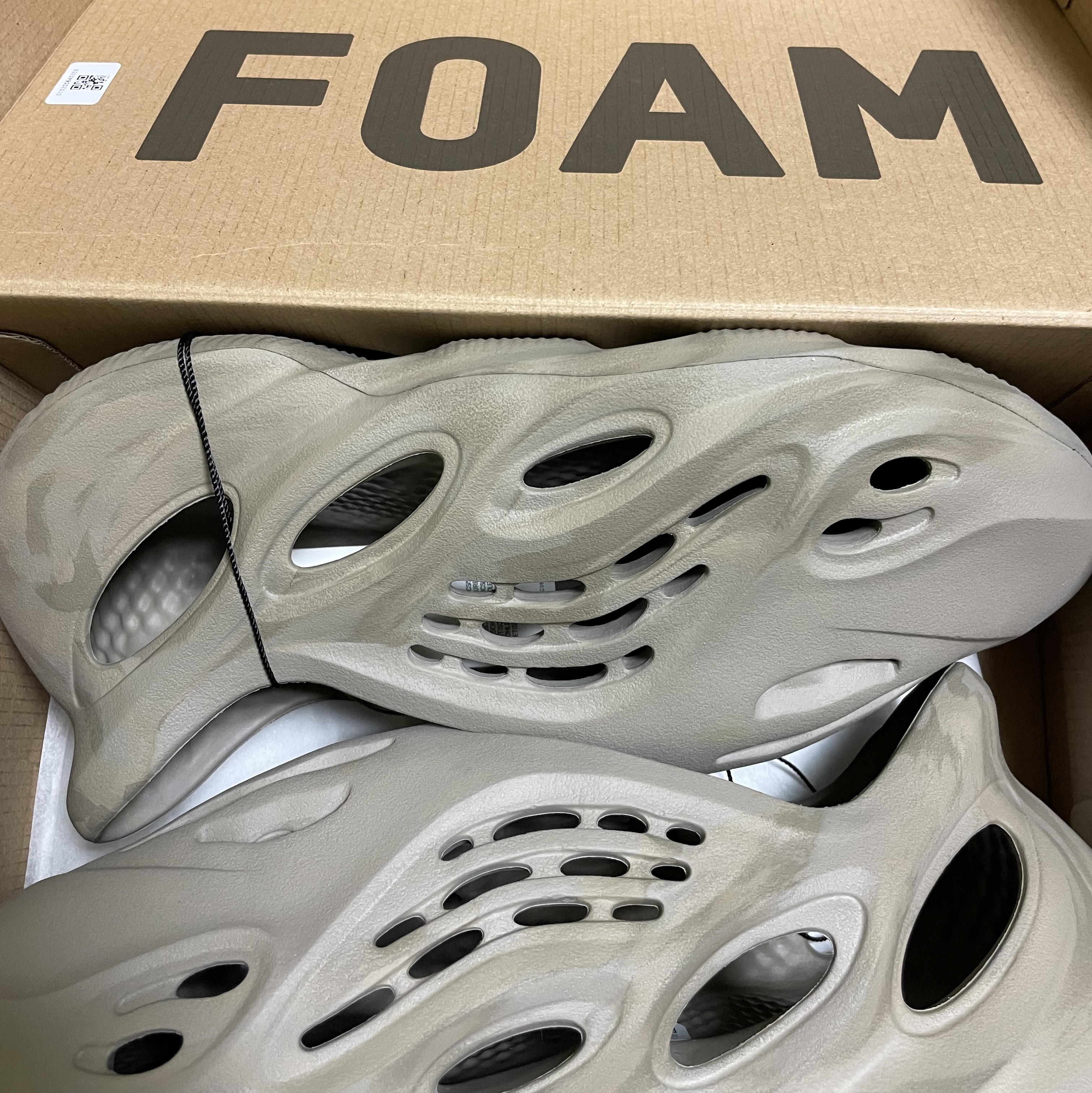 Adidas Yeezy Foam RNNR Stone Sage 착용 스타일
