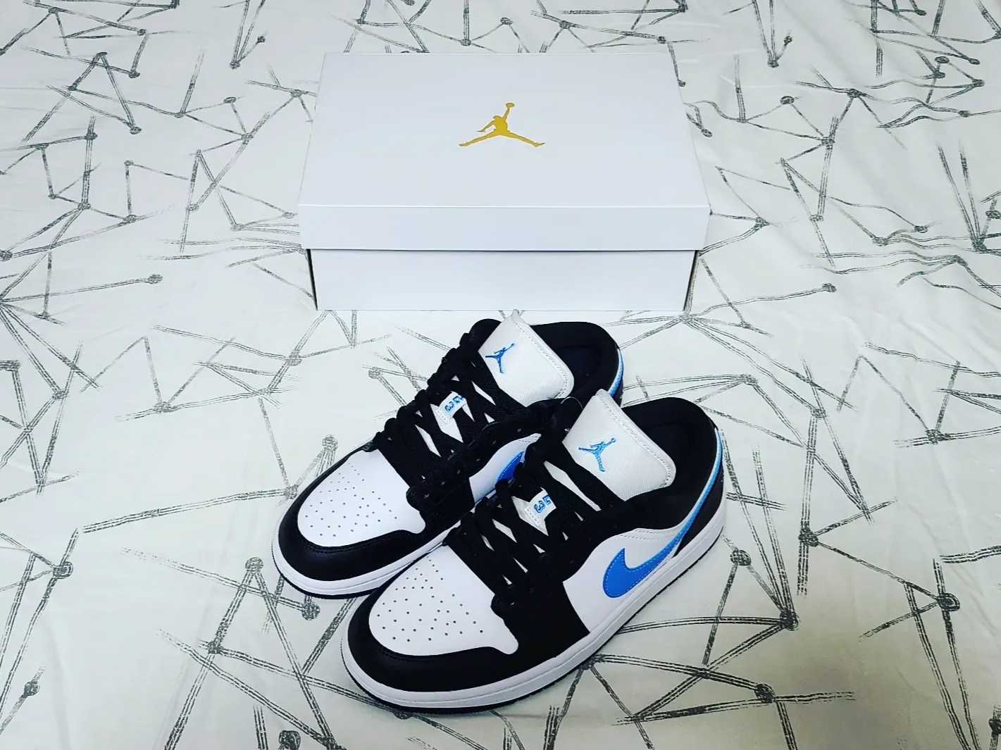 (W) Jordan 1 Low Black University Blue 착용 스타일 - 1