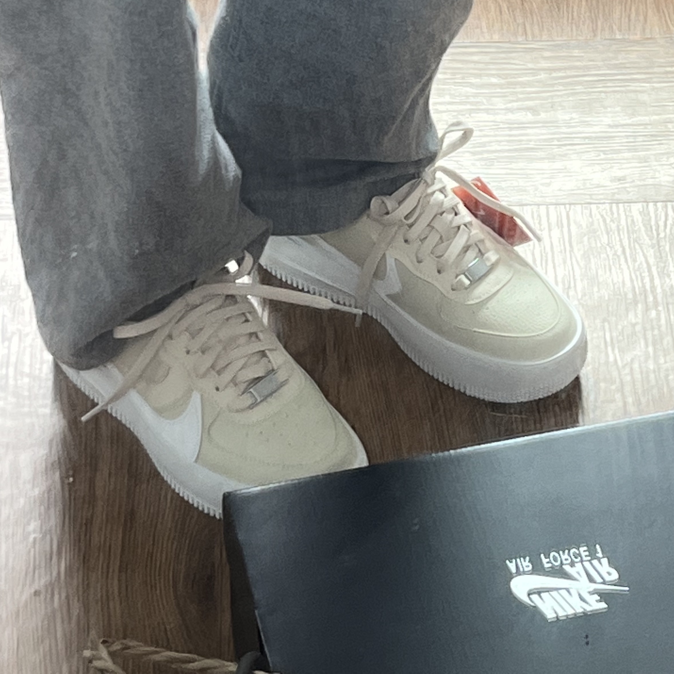 (W) Nike Air Force 1 PLT.AF.ORM Fossil and White 착용 스타일