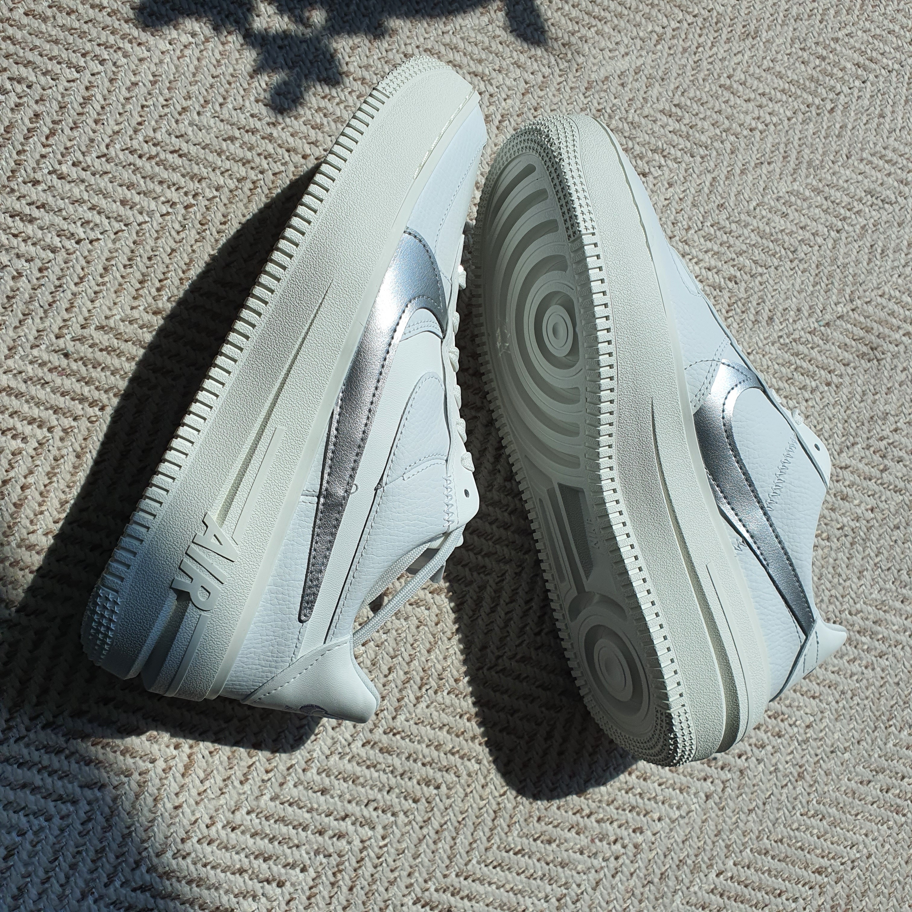 (W) Nike Air Force 1 PLT.AF.ORM Summit White Metallic Silver 착용 스타일 - 1