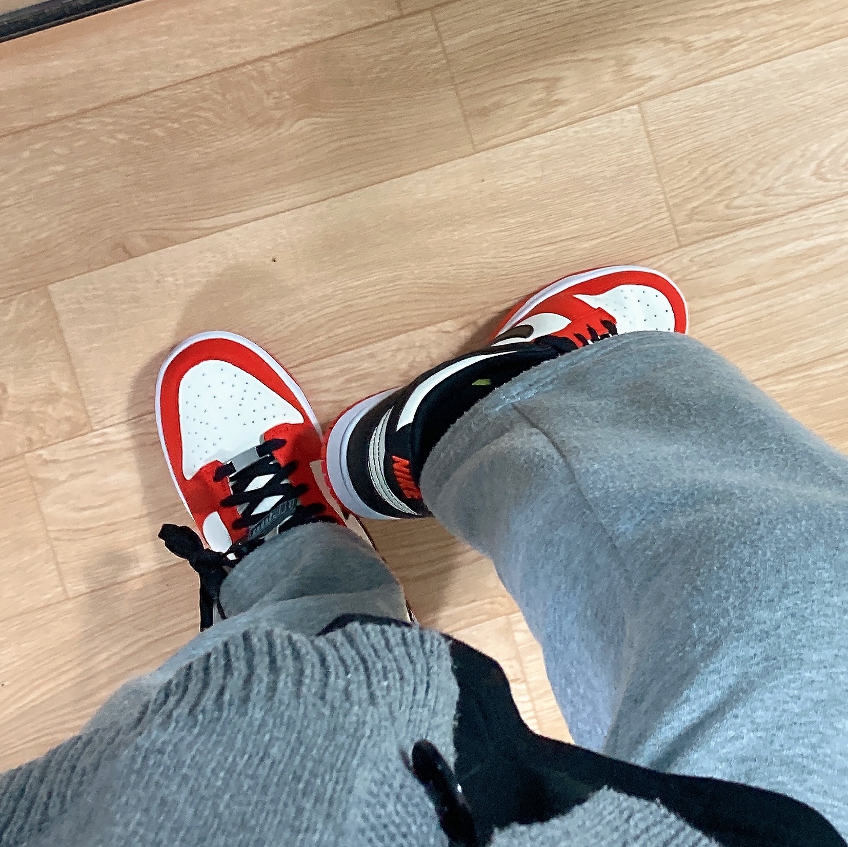 Nike x NBA Dunk Low Retro EMB Black and Chile Red 착용 스타일 - 2