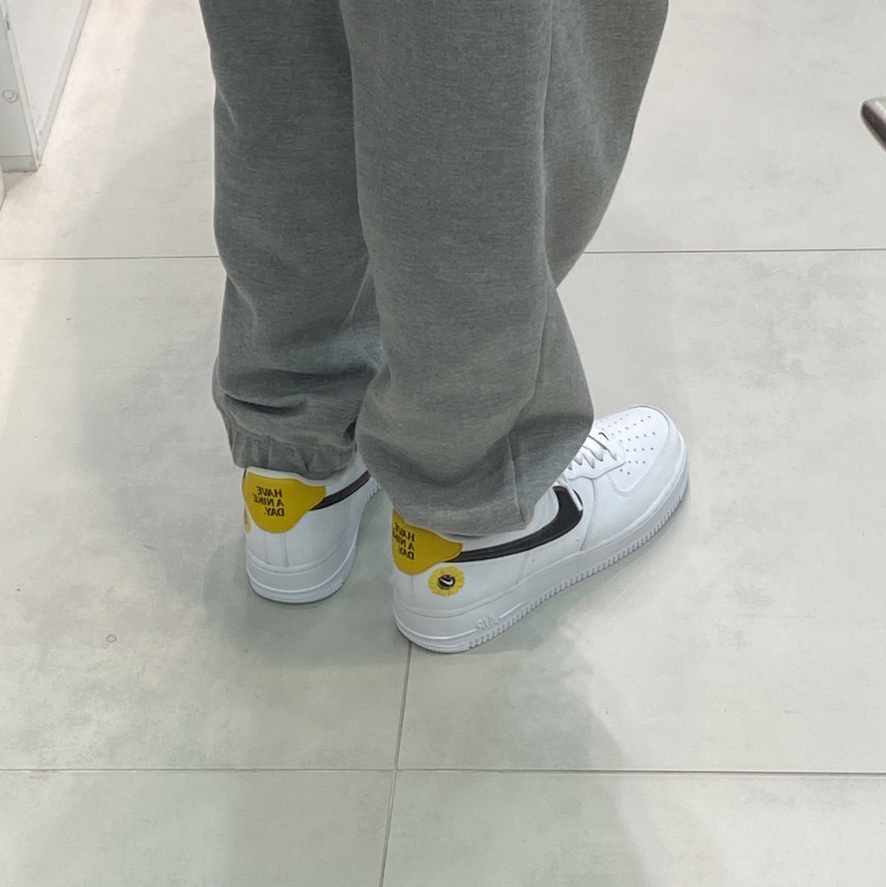 Nike Air Force 1 '07 LV8 2 Have a Nike Day 착용 스타일 - 2