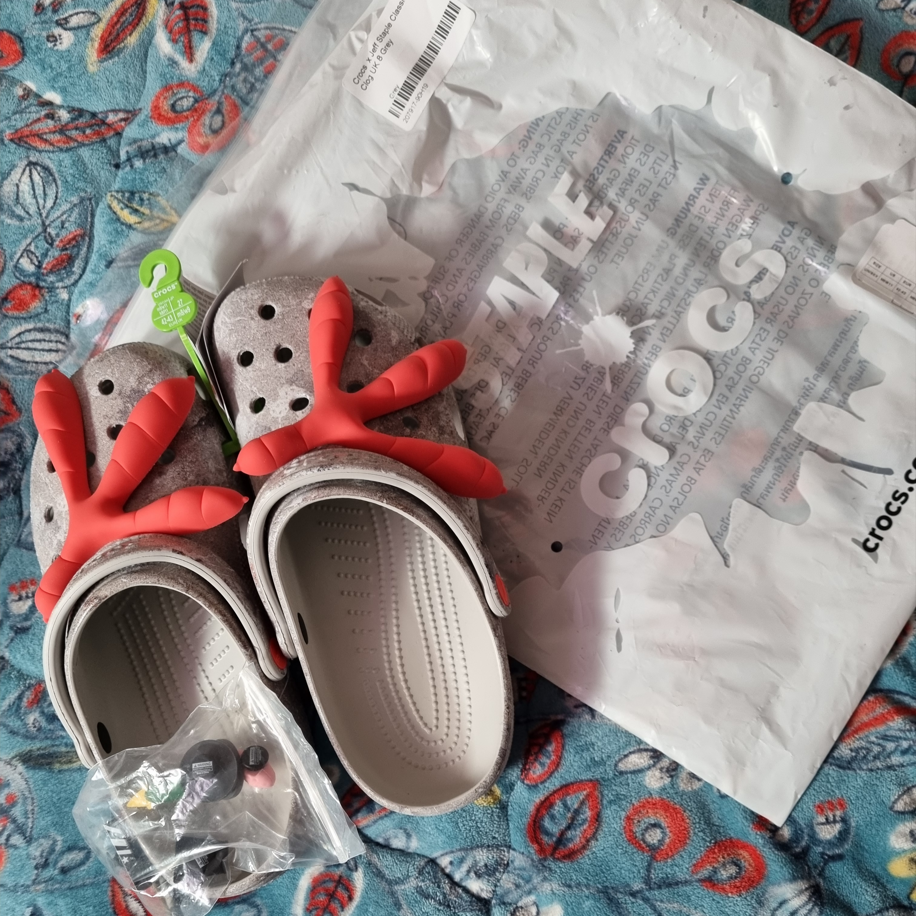 Crocs x Staple Classic Clog Grey Red 착용 스타일 - 3