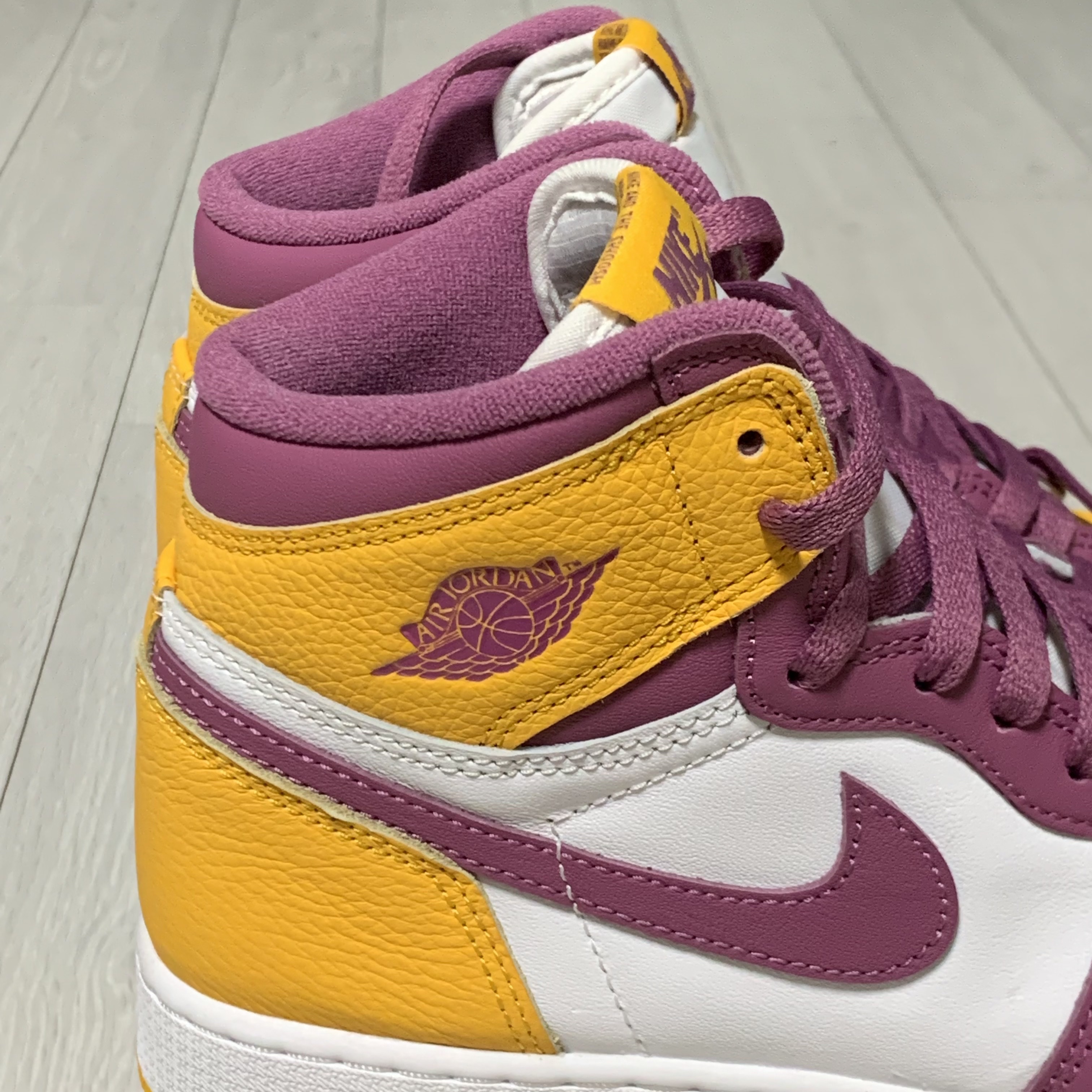 (GS) Jordan 1 Retro High OG University Gold Light Bordeaux 착용 스타일 - 3