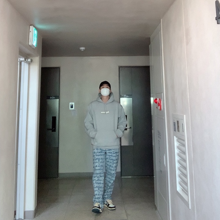 Supreme x Burberry Box Logo Hooded Sweatshirt Heather Grey - 22SS, Supreme Fat Tip Jacquard Regular Jean Blue - 22SS 착용 스타일