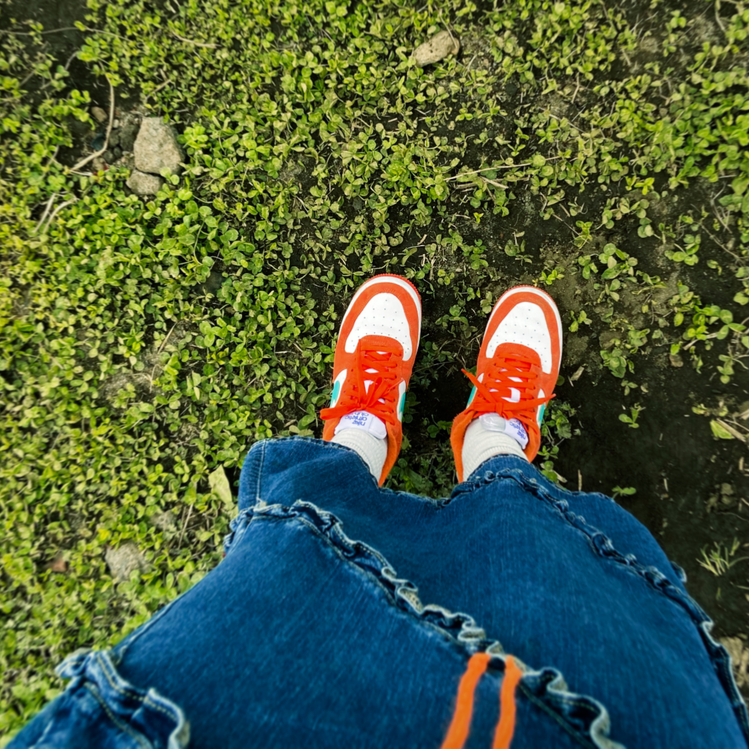 Nike Air Force 1 '07 LV8 Athletic Club Rush Orange Washed Teal 착용 스타일 - 2