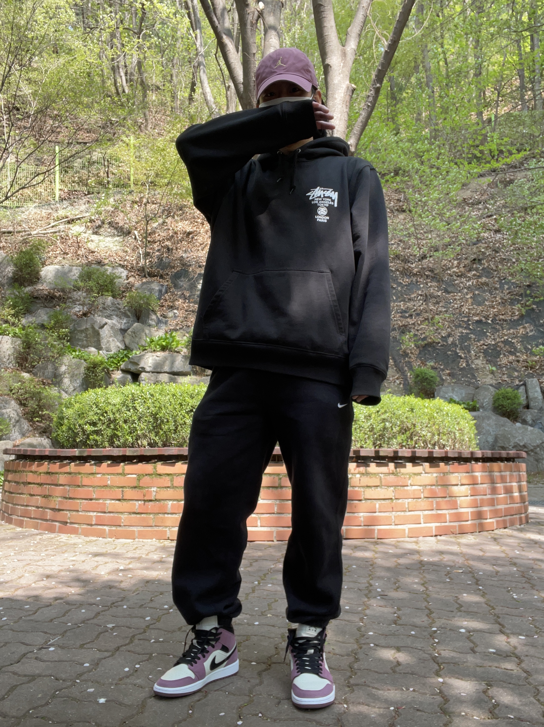 (W) Jordan 1 Mid SE Light Mulberry, Stussy World Tour Hoodie Black 2021 착용 스타일