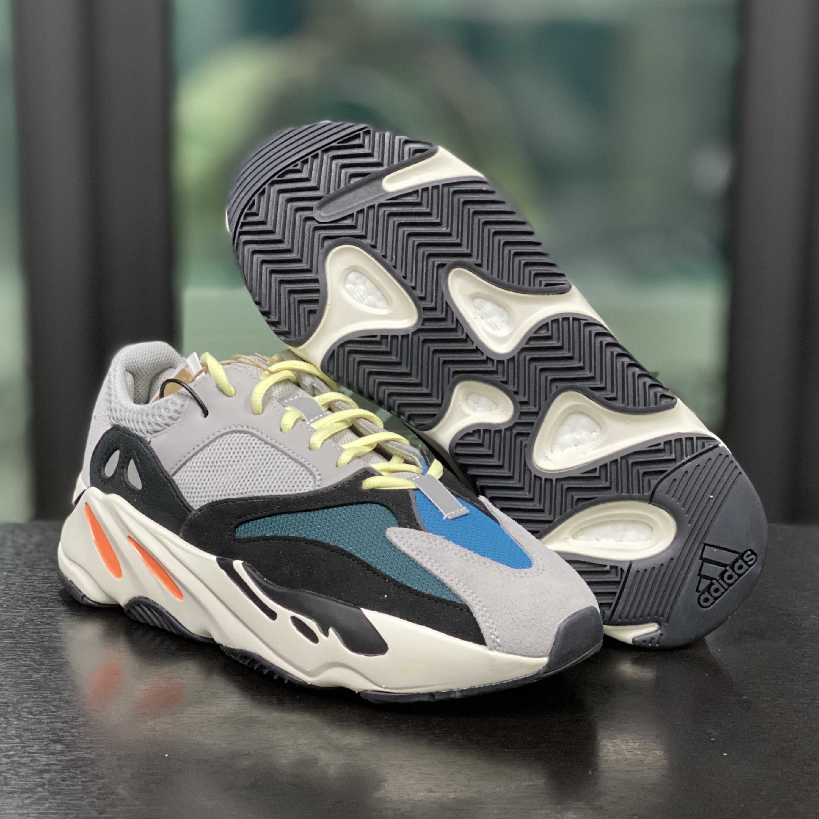 Adidas Yeezy Boost 700 Wave Runner Solid Grey 2021/2022 착용 스타일 - 1