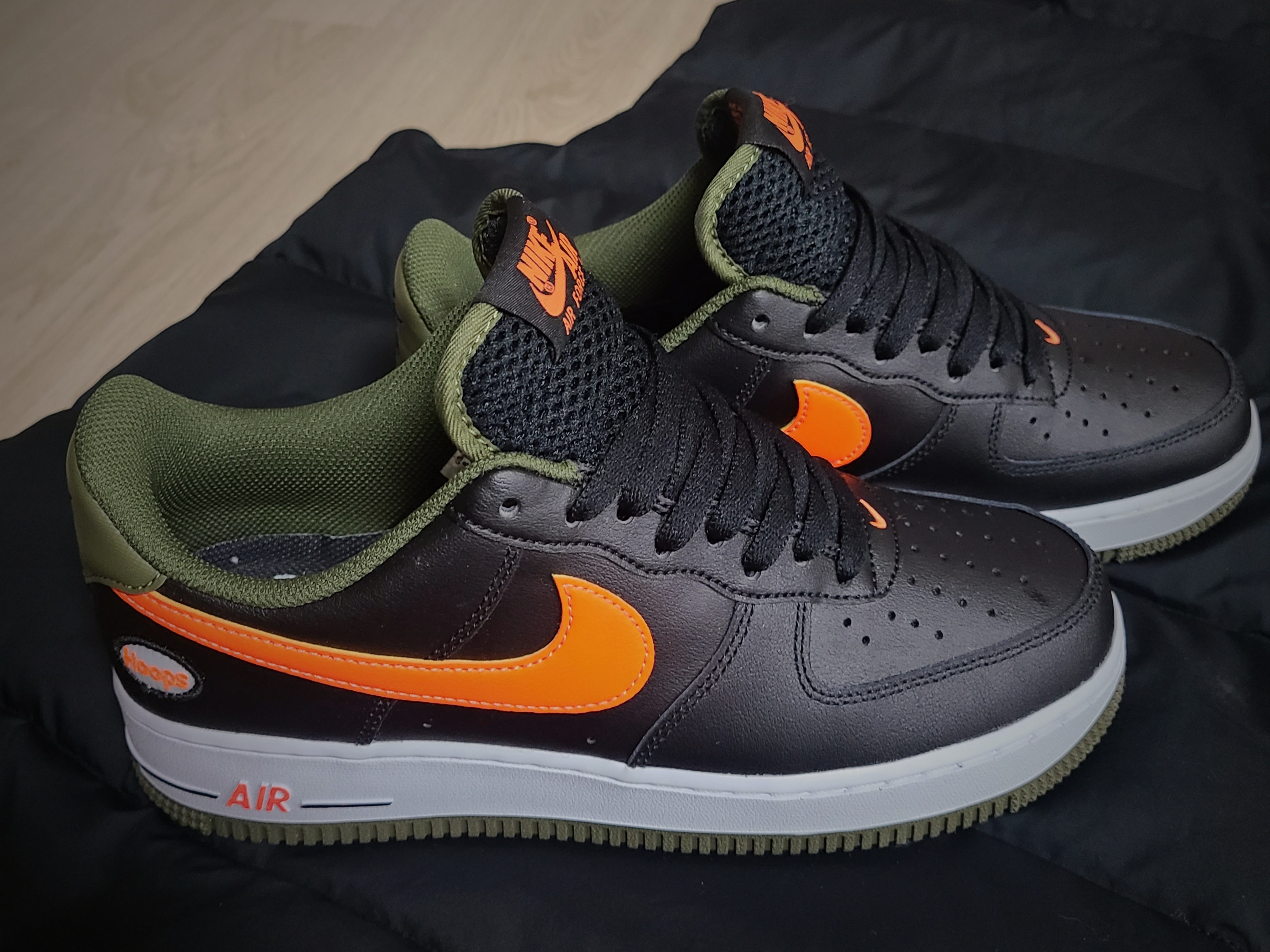 Nike Air Force 1 '07 LV8 Black Total Orange 착용 스타일
