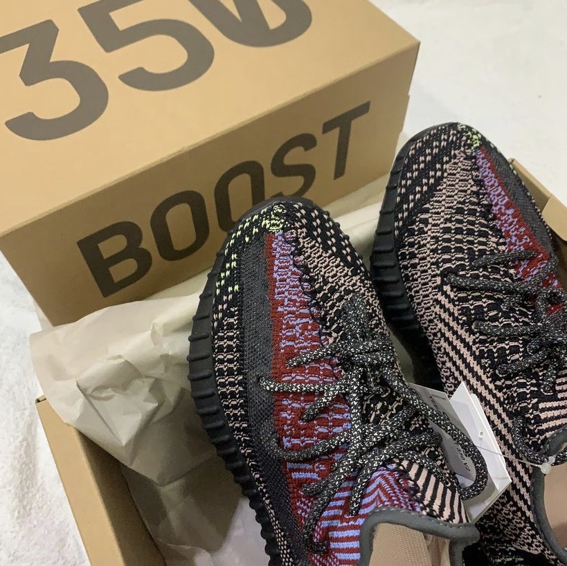 Adidas Yeezy Boost 350 V2 Yecheil - Non-Reflective 착용 스타일