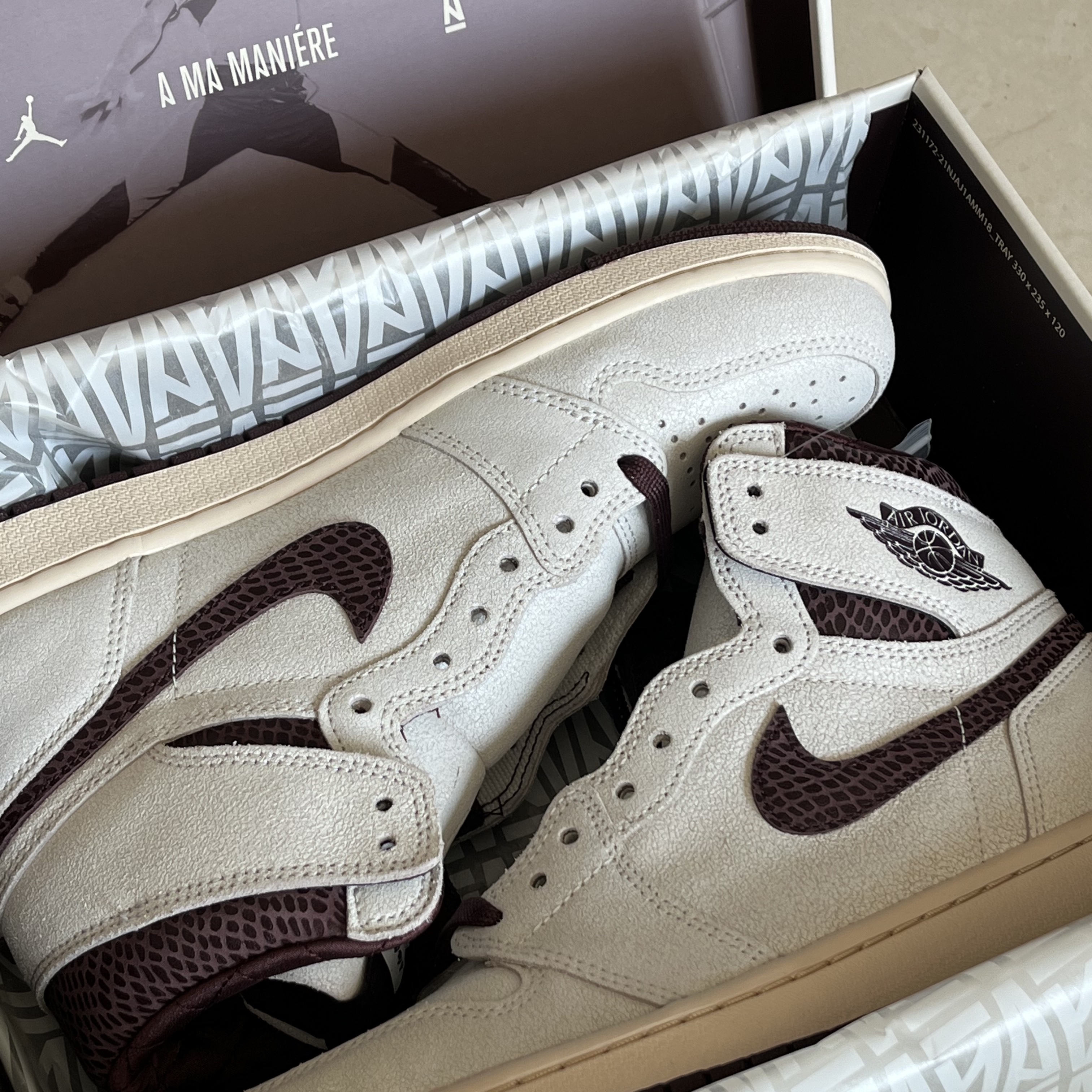 Jordan 1 x A Ma Maniere Retro High OG SP Sail and Burgundy 착용 스타일 - 1