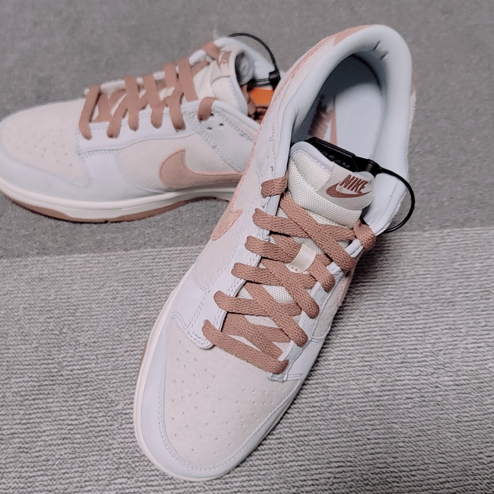 Nike Dunk Low Retro PRM Fossil Rose 착용 스타일 - 2