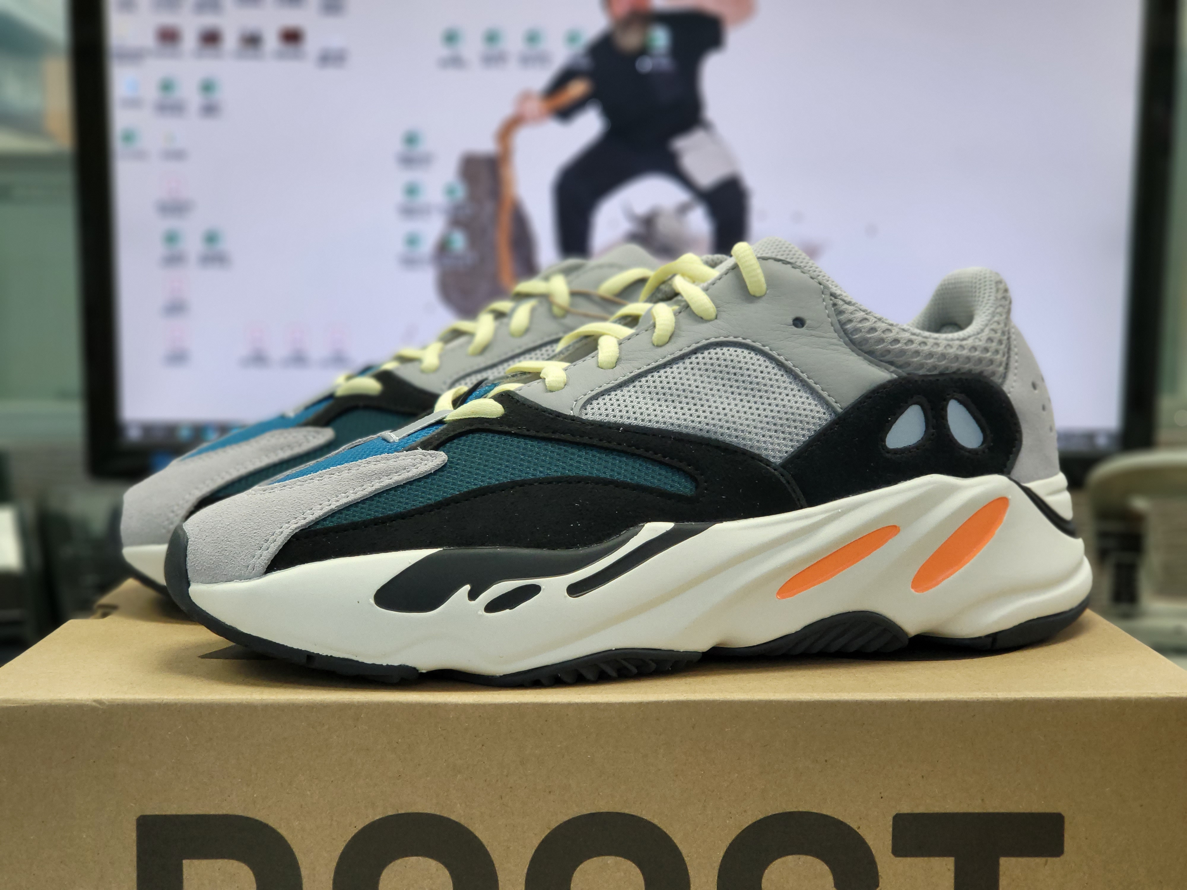 Adidas Yeezy Boost 700 Wave Runner Solid Grey 2021/2022 착용 스타일
